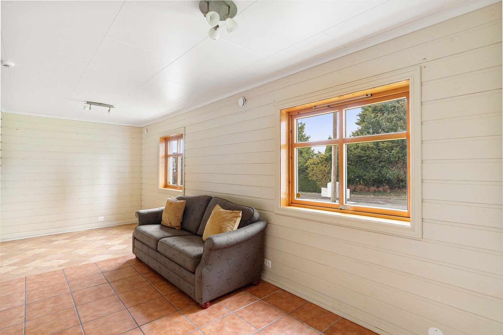 Kjellerstue / soverom i underetasje. Opprinnelig inndelt som to rom; tekjøkken og soverom på originale tegninger. Galleribilde