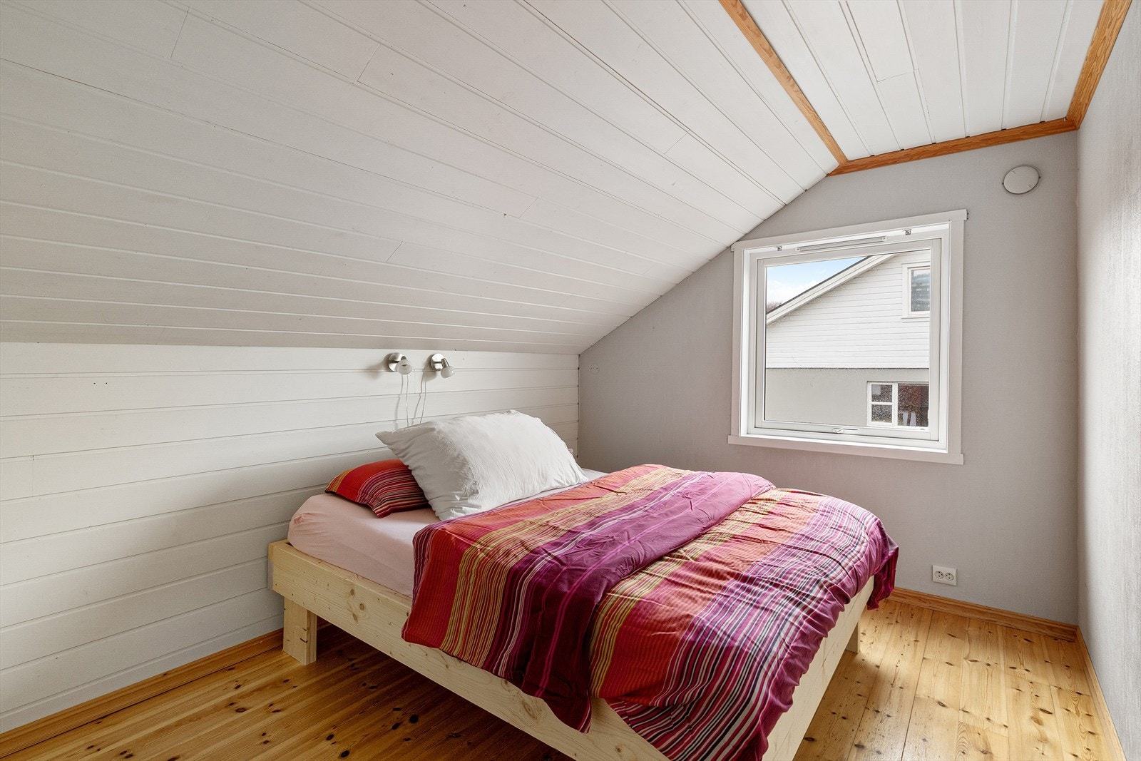 Hovedsoverom med furugulv og panel på vegg Galleribilde