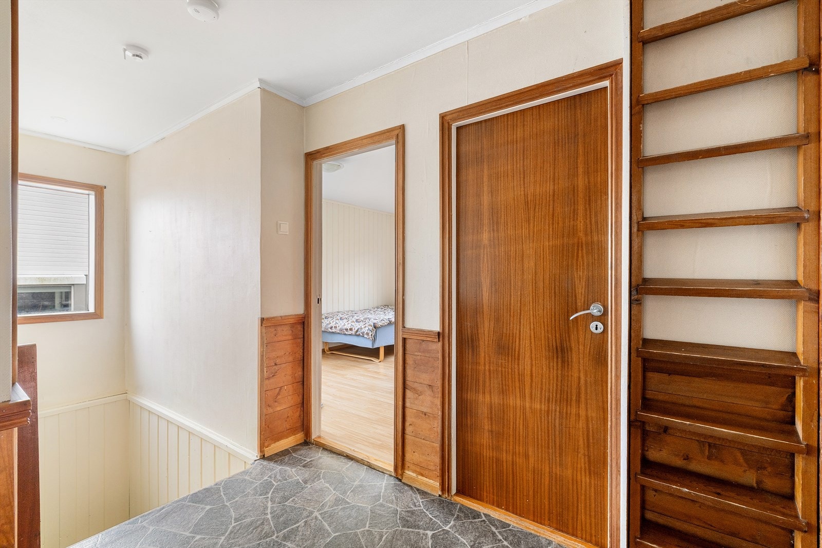 Gang med adkomst til soverom, stue, kjøkken og bad. Stige opp til oppbevaringsloft Galleribilde