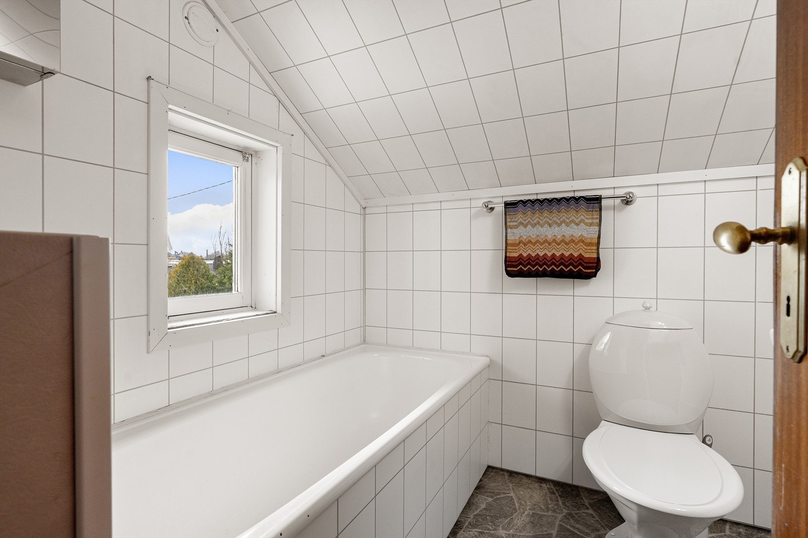 Bad i hovedplan ble modernisert i 2009. Toalett og badekar, samt vask i skapseksjon. Galleribilde