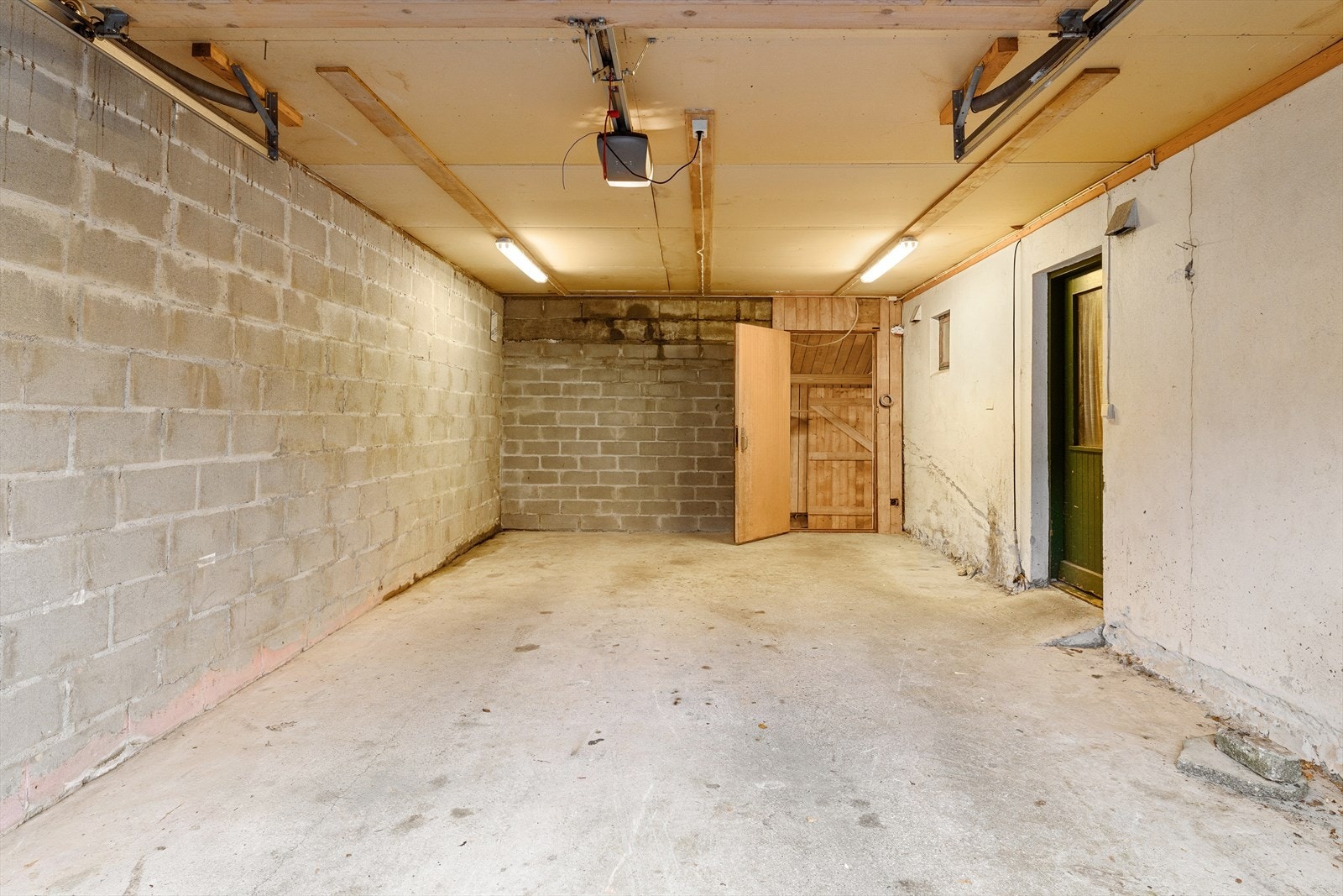 Garasje fra innsiden. Adkomst til hus, samt flere lagerrom. Galleribilde