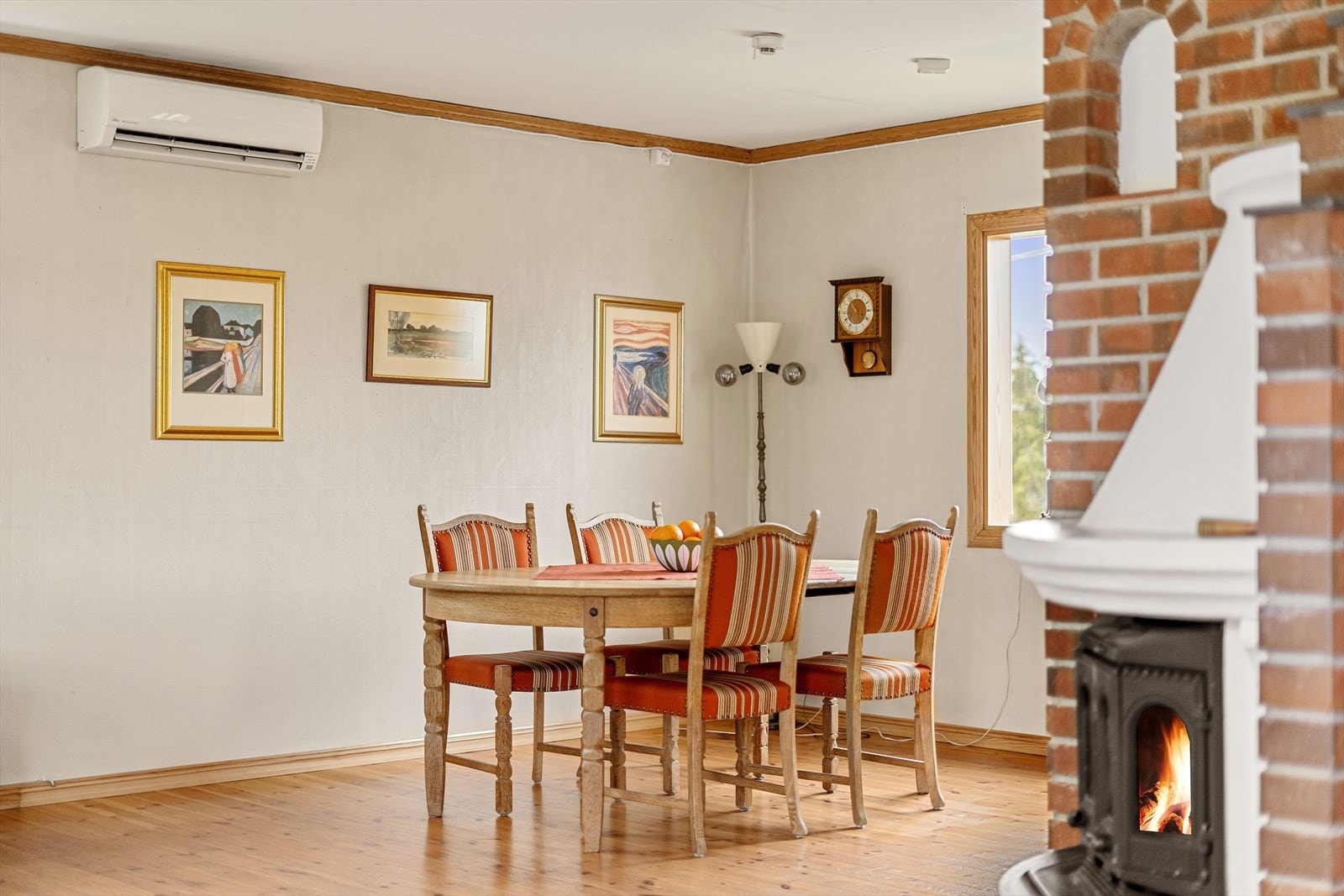 Varmepumpe og vedovn er installert i stue Galleribilde