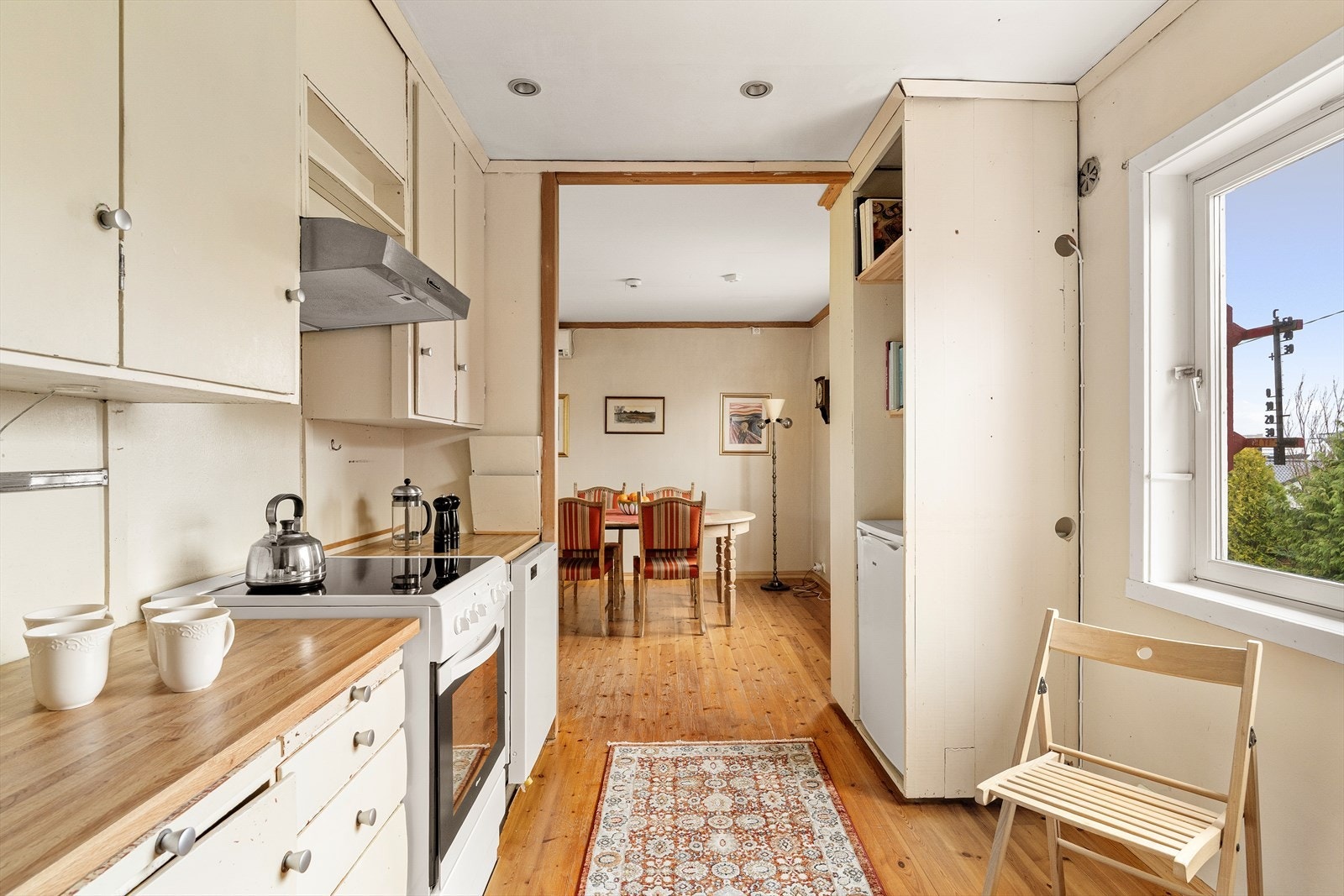 Kjøkken er delvis adskilt fra stue Galleribilde