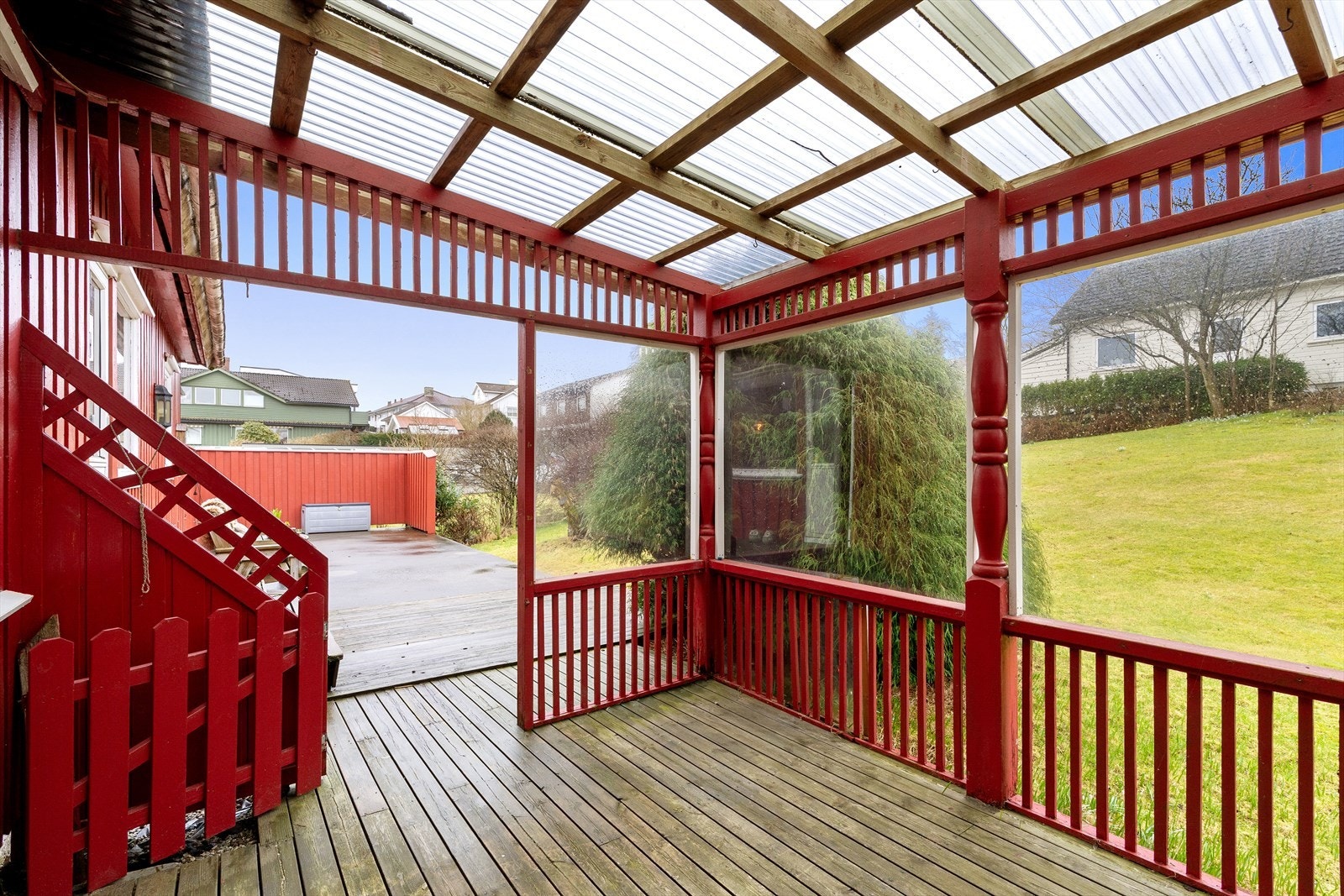 Deler av terrassen, ca 10 kvm, er overbygget med tak. Galleribilde