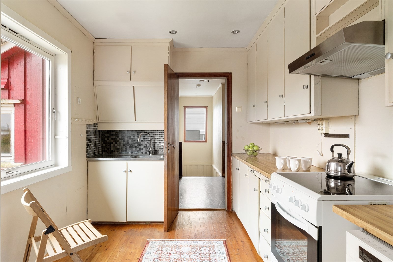 Sjarmerende kjøkken med vindu mot nord Galleribilde