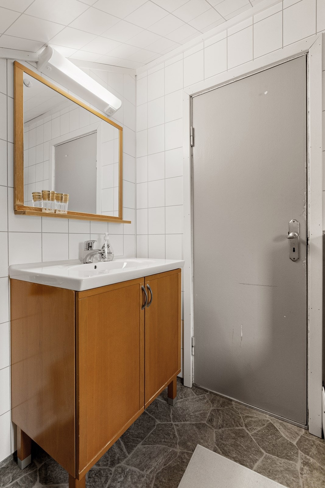 Vinylbelegg på gulv og baderomsplater på vegg og tak. Galleribilde