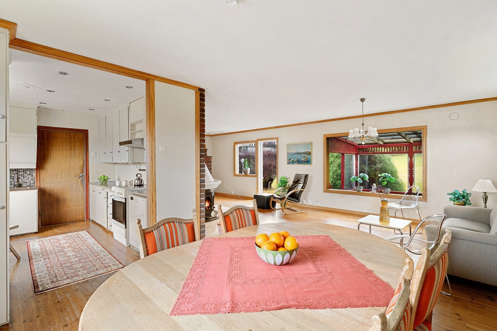 Vinkelstue med åpen løsning mot kjøkken Galleribilde