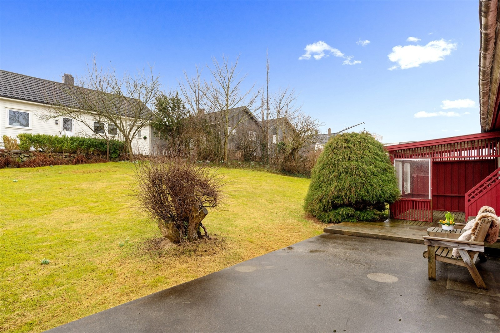 Terrasse og støpt dekke i tillegg til stor gressplen, og beplantning. Galleribilde