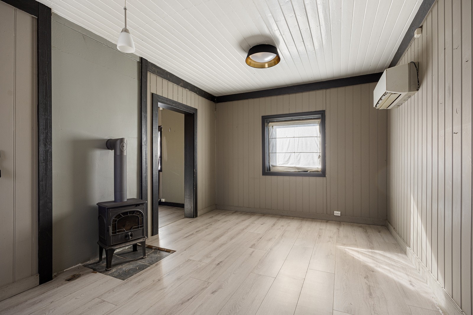 Stuen oppleves som romslig og fin, og har plass til sofagruppe, godstoler og tv-/mediastasjon. Sentralt i rommet er det en god peisovn i støpejern, og stuen har i tillegg en luft-til-luft varmepumpe, men denne er defekt (ukjent årsak). Galleribilde