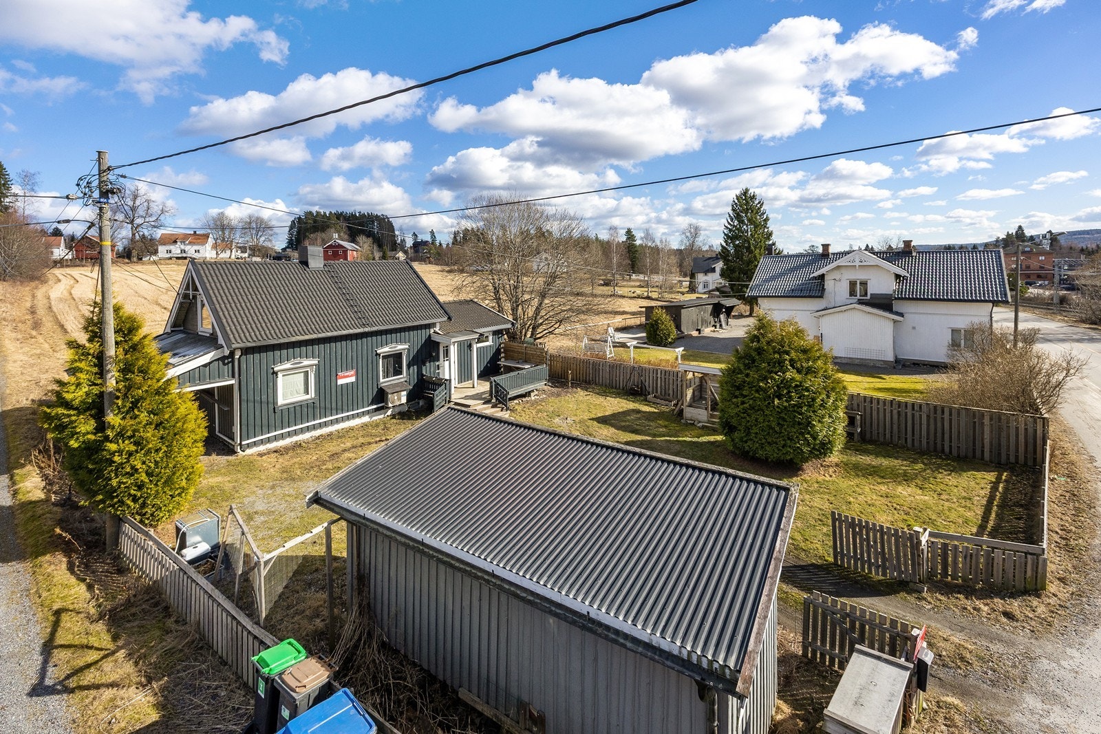 Eiendommen ligger i et sentrumsnært og barnevennlig boligområde på Magnor i Eidskog kommune. Magnor er et kjent industristed med flere kjente bedrifter, og området har også barneskole og barnehage. Boligen ligger tett på flotte tur- og friluftsområder. Galleribilde