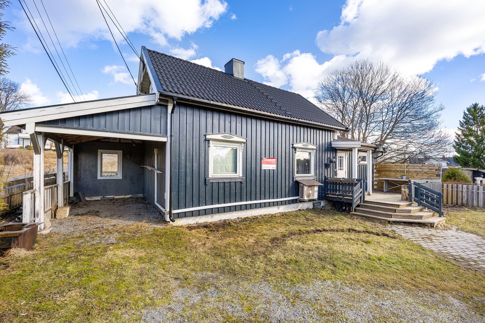 Det er parkering i en tilliggende carport fra 2013 samt på egen gårdsplass. Galleribilde