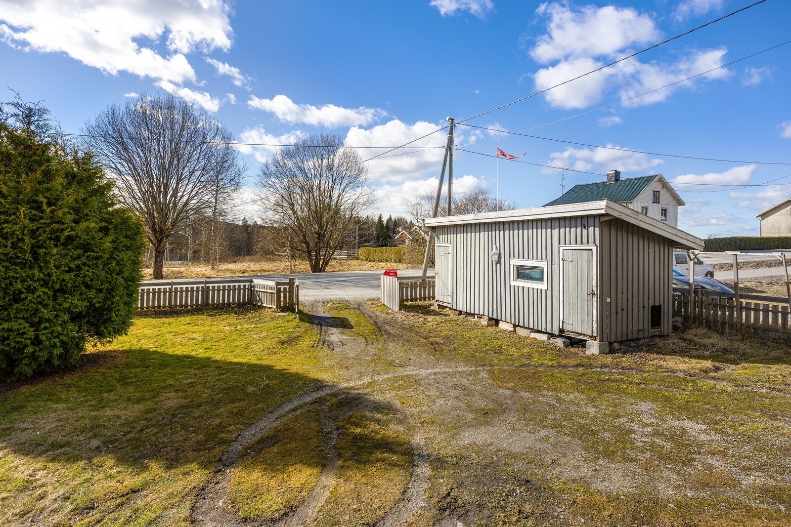 Det er ekstra lagringsplass i et frittliggende uthus. Galleribilde