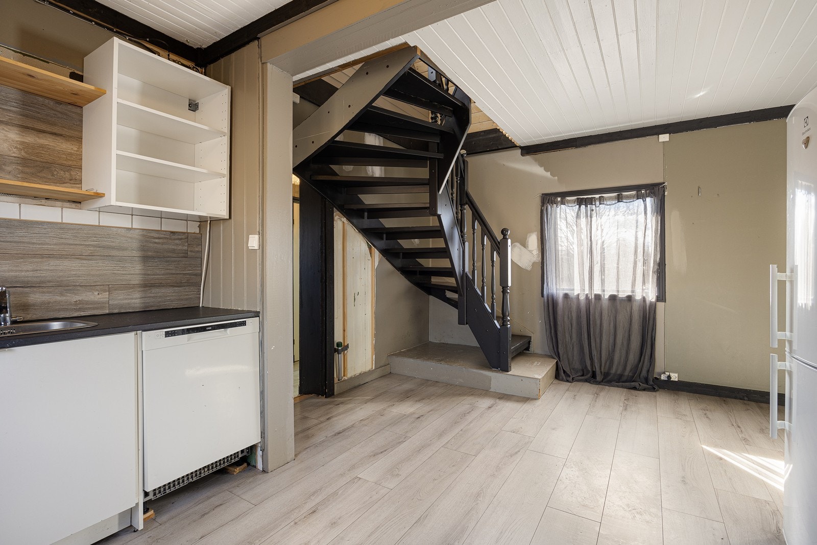 Videre er kjøkkenet utstyrt med integrert stekeovn og koketopp, samt benkestikk og noe benkebelysning. Avtrekkvifte er ikke tilkoblet kanal ut og det er ikke kjent om det er etablert kullfilter. Galleribilde