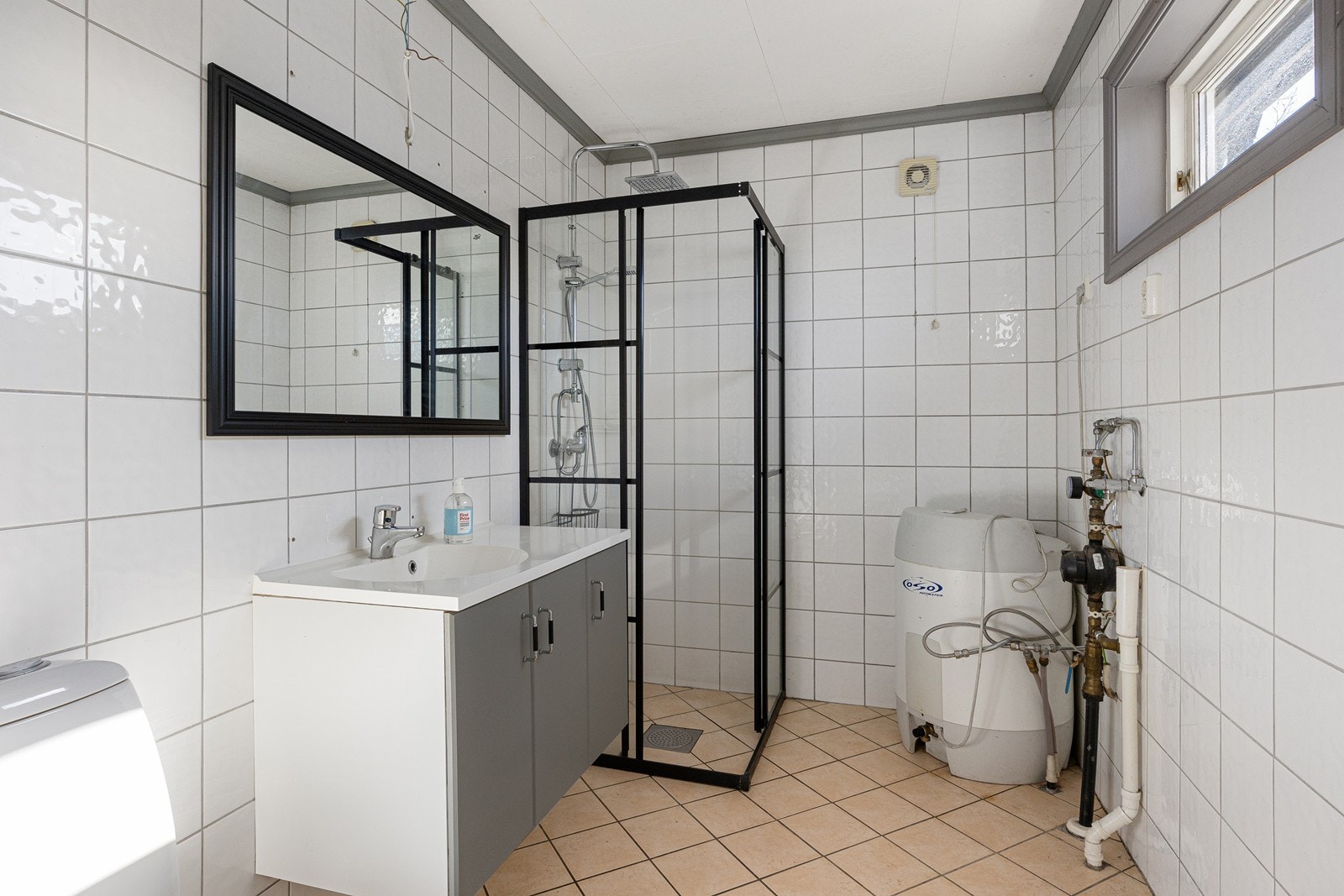 I 2022 ble det montert nye dusjvegger i et dusjhjørne med regnfallsdusj. Videre har badet et toalett, mekanisk avtrekk og opplegg for vaskemaskin. Galleribilde