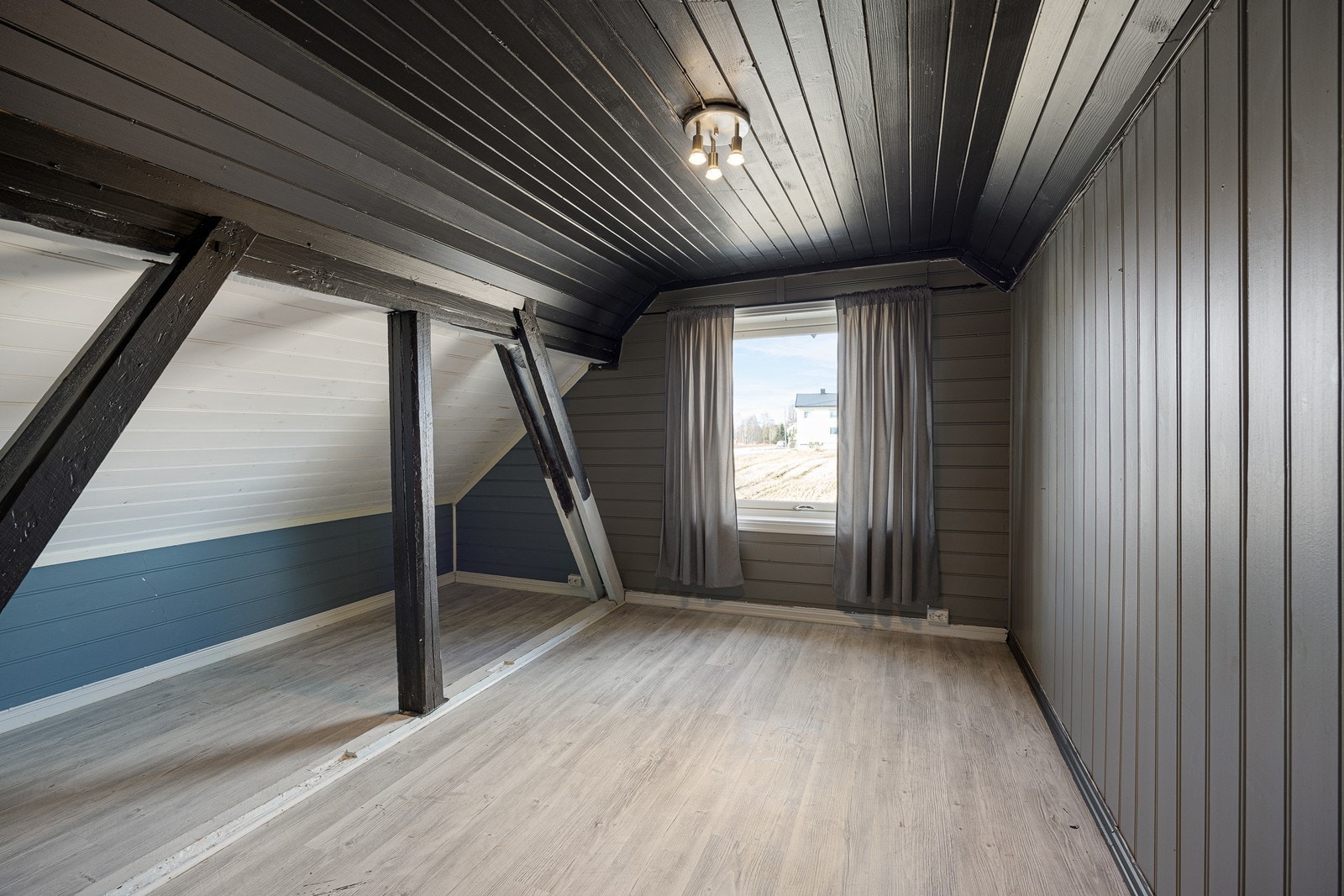 Disponibelt loftsrom Galleribilde