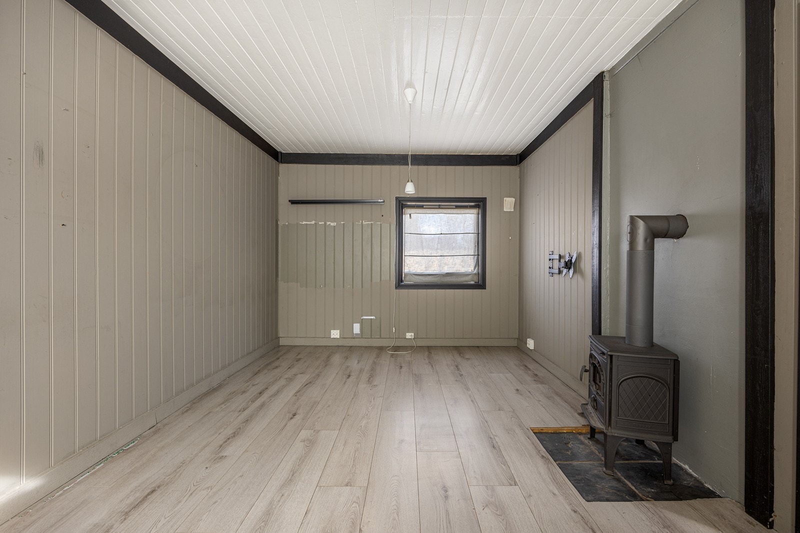 Stuen oppleves som romslig og fin, og har plass til sofagruppe, godstoler og tv-/mediastasjon. Galleribilde