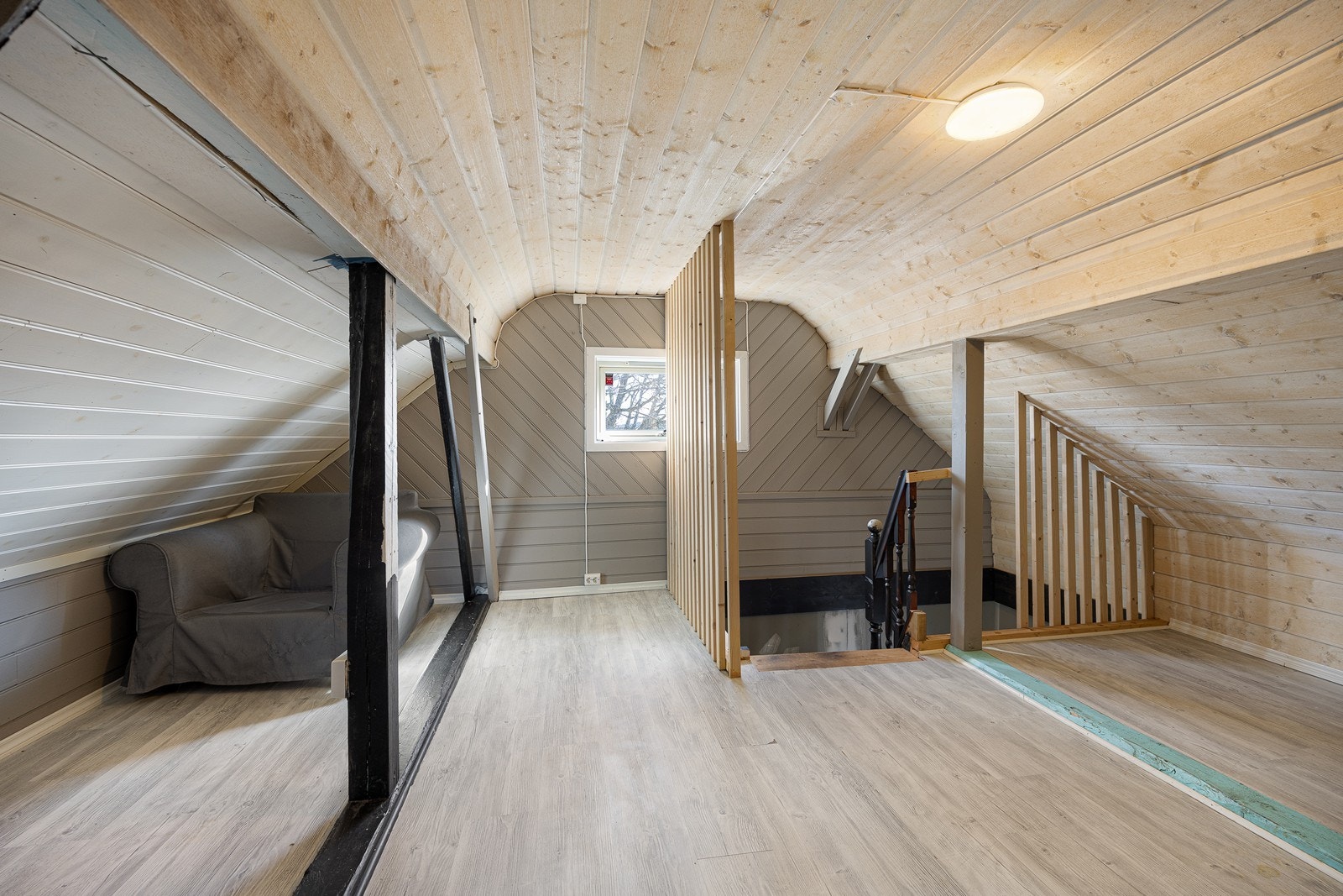 Loftsetasjen består av to store disponible rom. Rommene er ikke godkjent brukt som oppholdsrom. Galleribilde