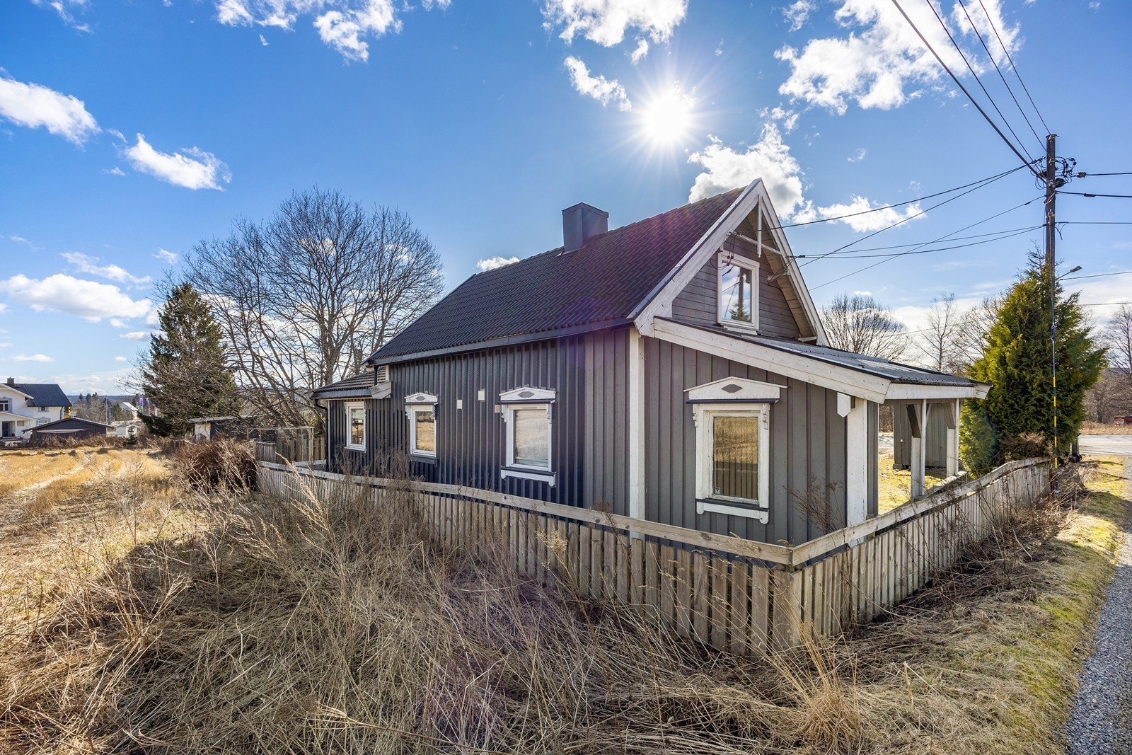 Dagligvarehandelen kan gjøres på blant annet Kiwi Magnor og Kiwi Skotterud. Det er kort vei til Charlottenberg i Sverige. Det er også kort vei til Kongsvinger og Bjørkelangen med gode handels- og servicetilbud. Galleribilde