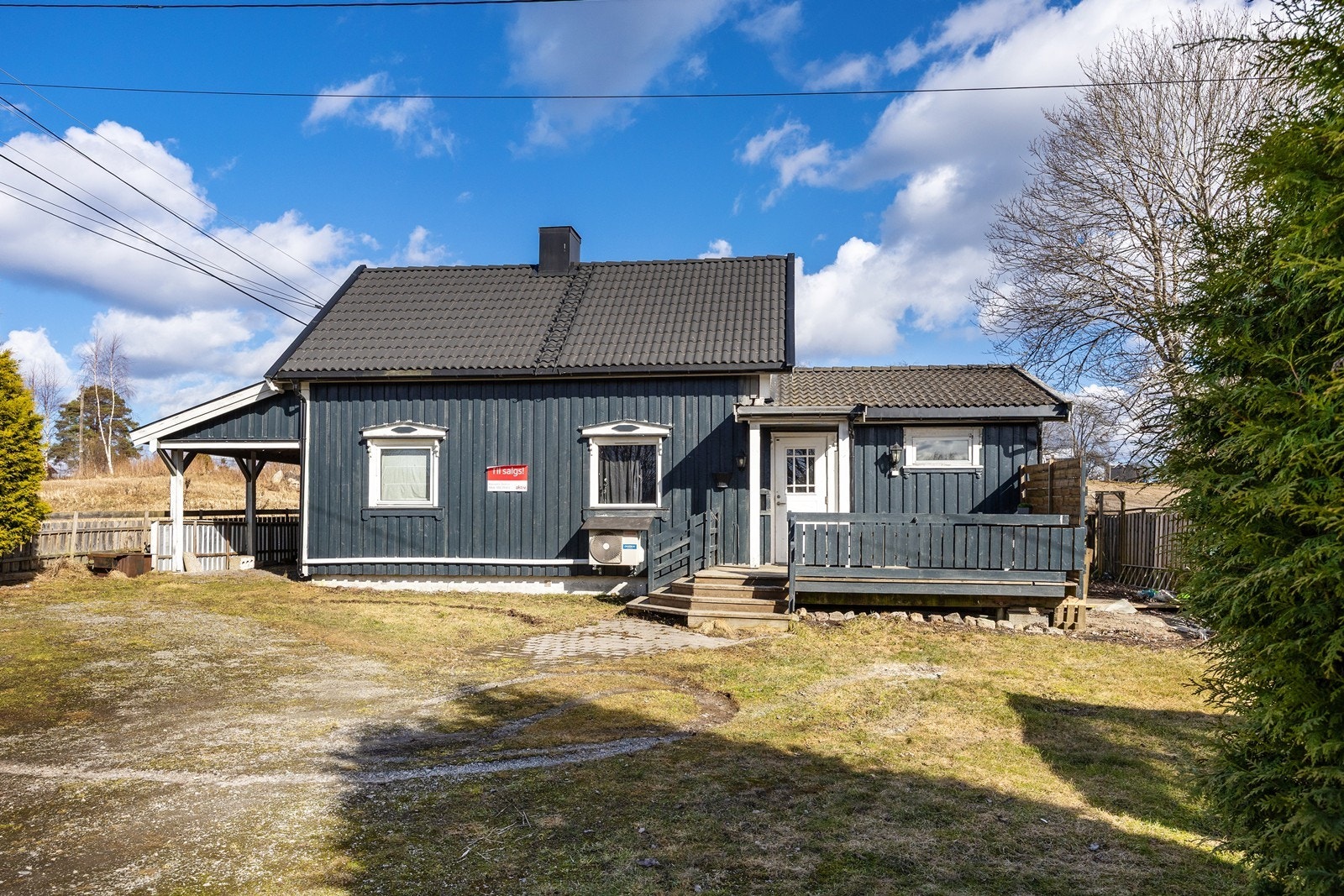 Eiendommen ligger landlig og barnevennlig til på Magnor. Tomten er flat, inngjerdet og opparbeidet med gressplen, prydbusker og steinbelagte områder. Galleribilde