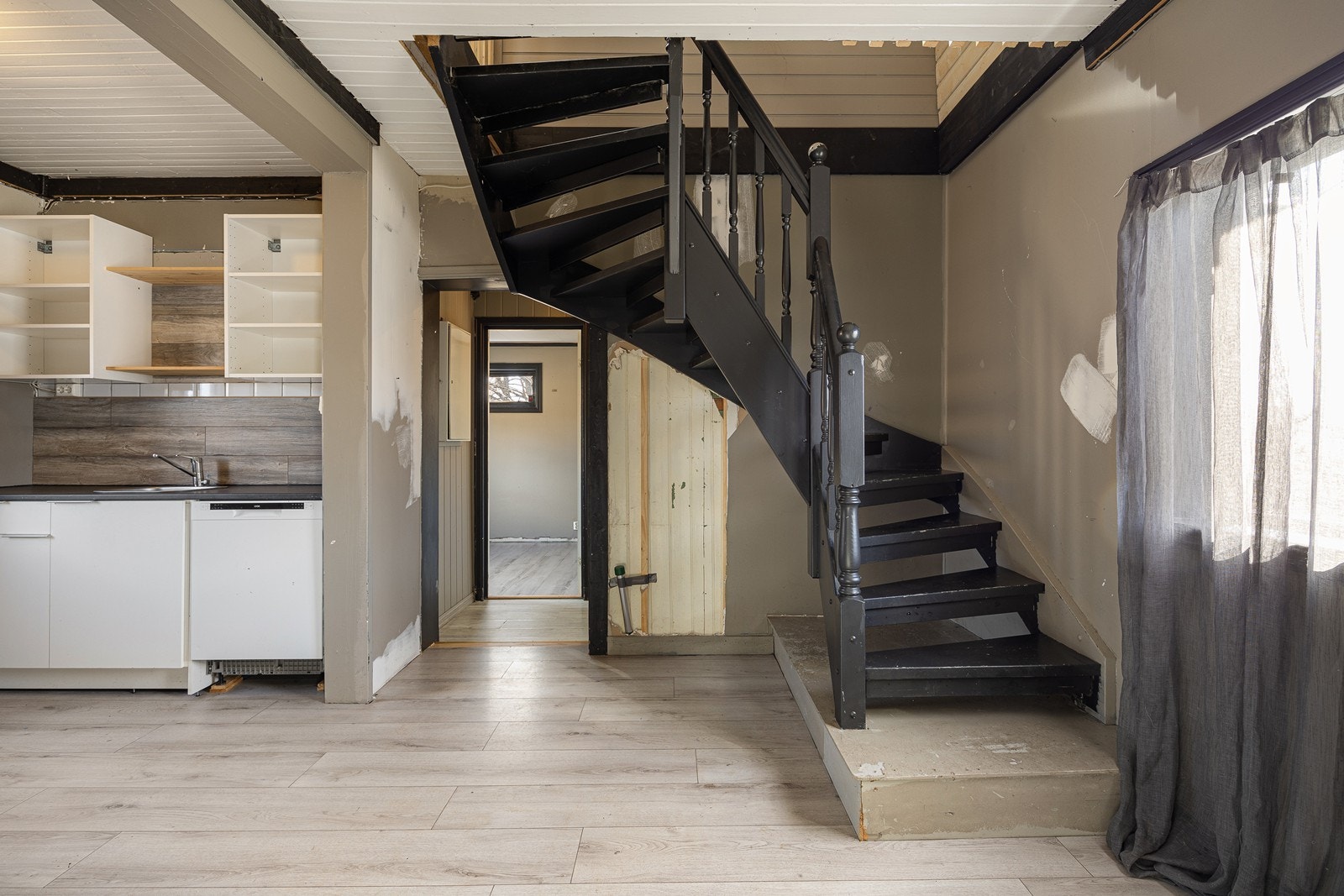 Det er åpent trappeløp til loftsetasjen fra kjøkkenet. Galleribilde