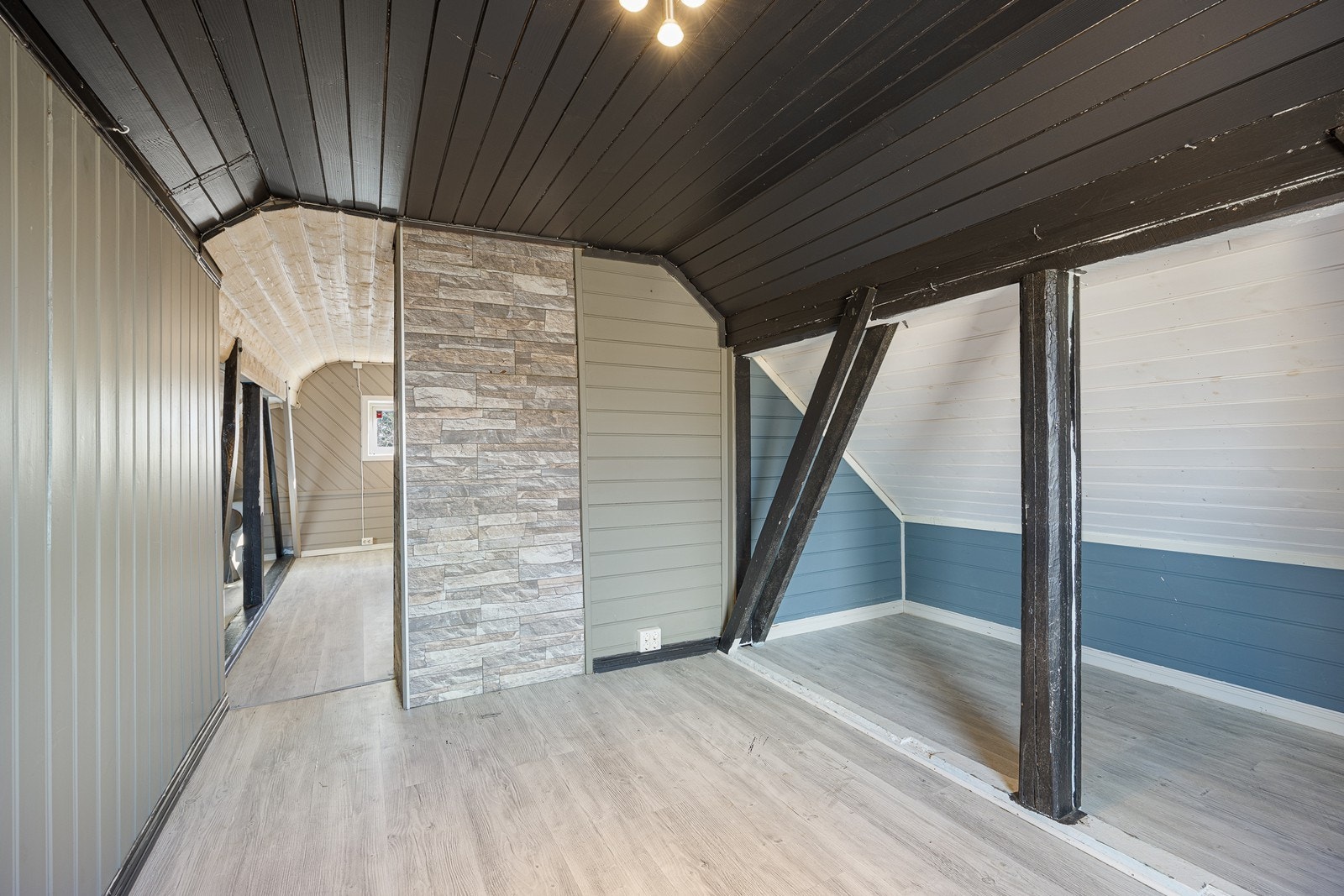 Disponibelt loftsrom Galleribilde