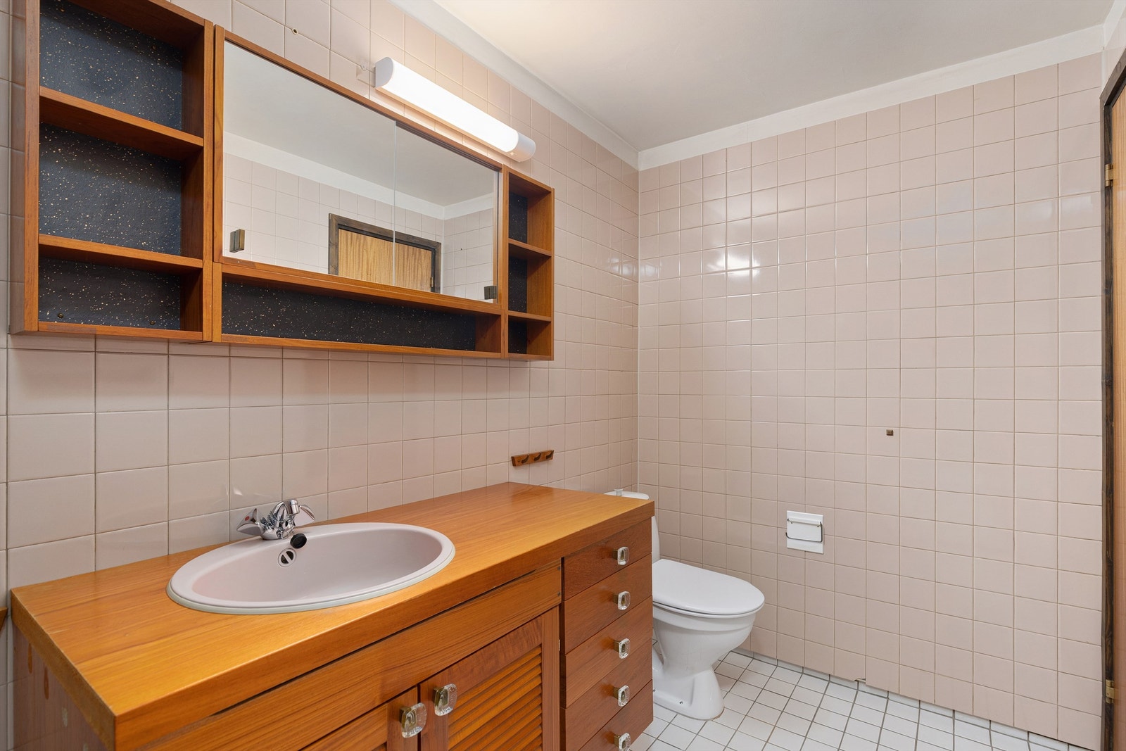 Baderom fra byggeår er av eldre standard, og det er gitt TG3 på badet i sin helhet Galleribilde
