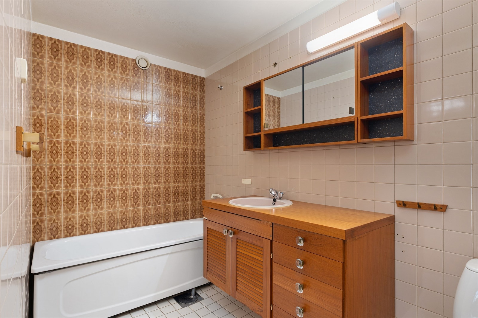 Baderom fra byggeår er av eldre standard, og det er gitt TG3 på badet i sin helhet Galleribilde
