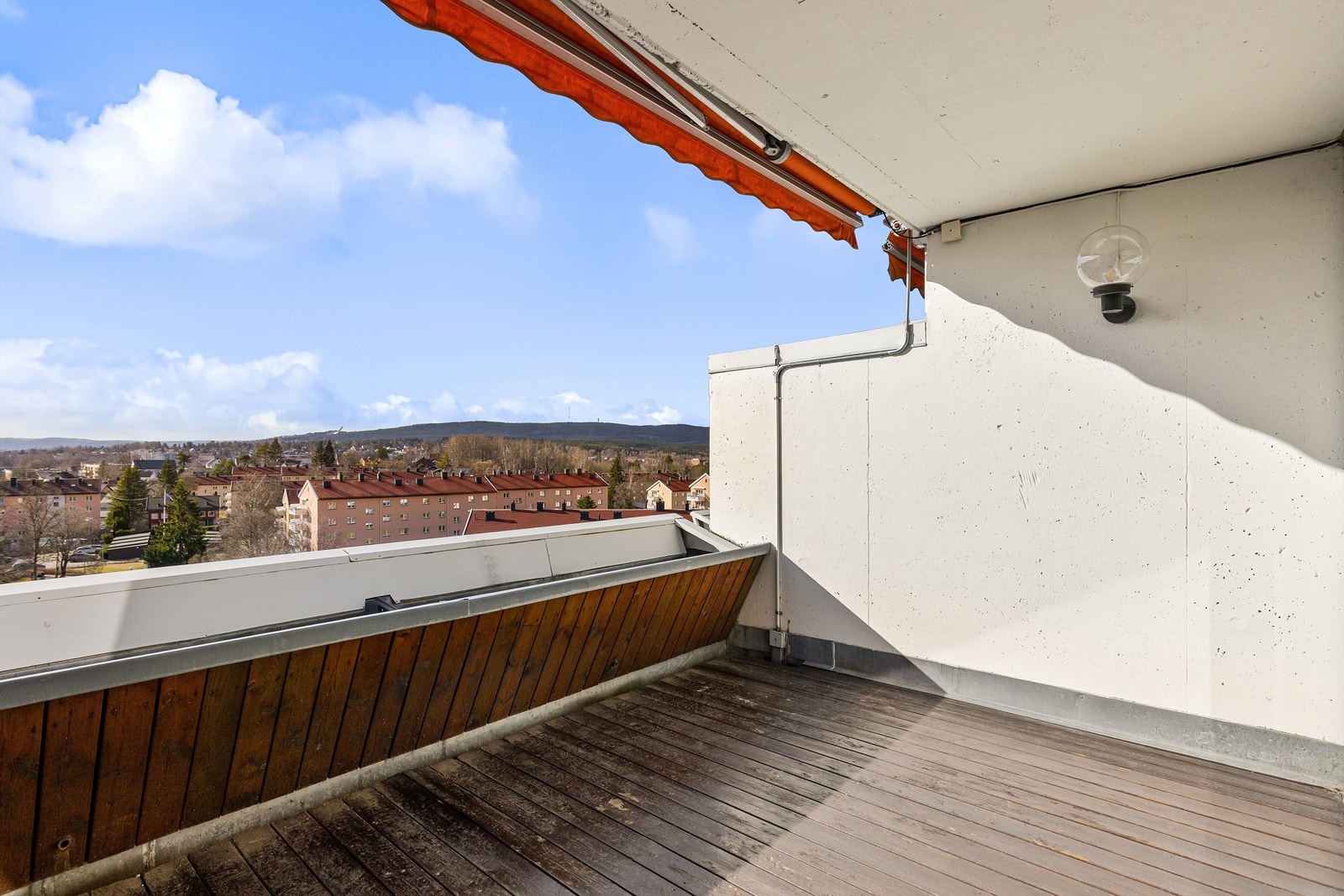 Leiligheten har to vestvendte terrasser på 11 kvm som er delvis overbygget. Markisen ved stuen har fjernstyrt motor. Foto: Petter Tanum/Tanumfoto Galleribilde