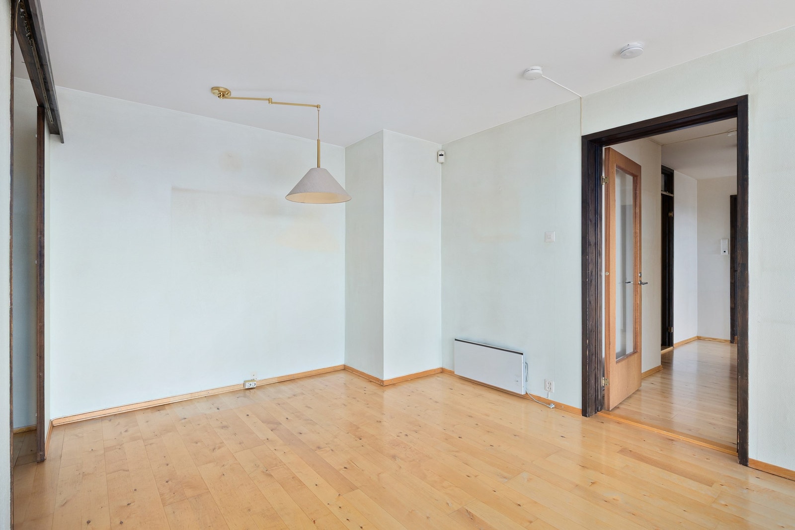 Ved kjøkkenet er det plass til f.eks. et spisebord, eller man kan flytte kjøkkenet nærmere terrassen og ha sofagruppe helt innerst Galleribilde