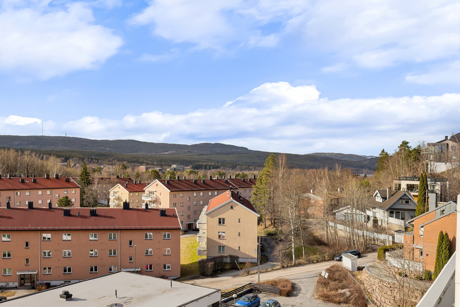 Maridalsvannet skimtes så vidt til høyre i bildet - før løvet kommer på trærne. Marka er bare en kort tur unna Galleribilde