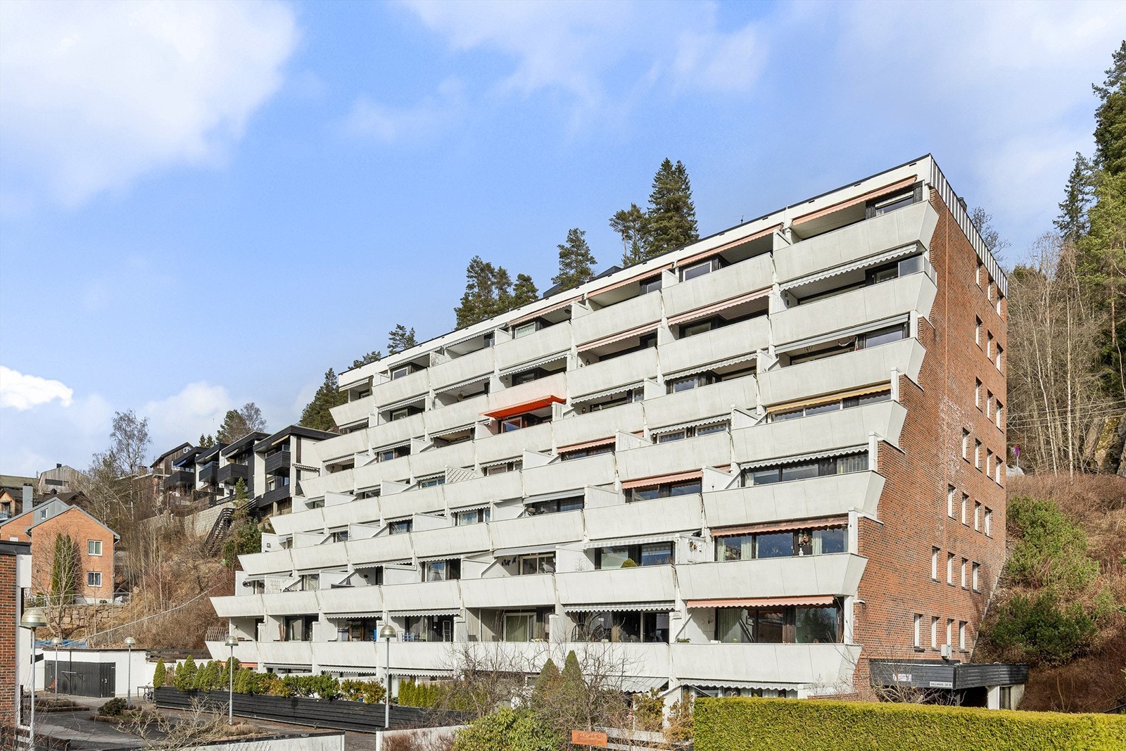 Leiligheten i toppetasjen (8. etg.) har terrassene nr. 2 og 3 fra høyre Galleribilde