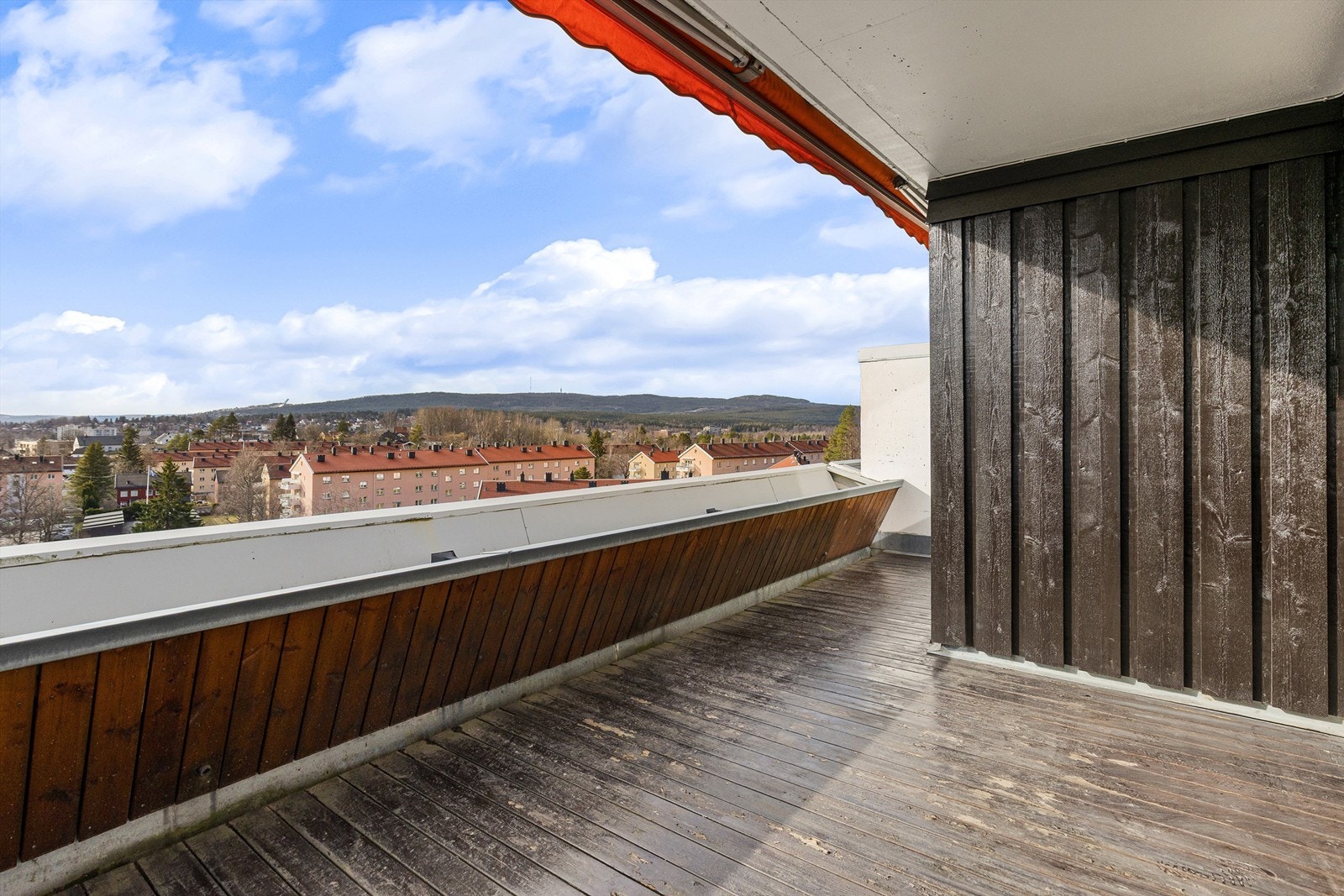 Nydelig vestvendt terrasse med adkomst fra hovedsoverommet. Her er det bare å finne frem en stol og kaffekopp! Galleribilde