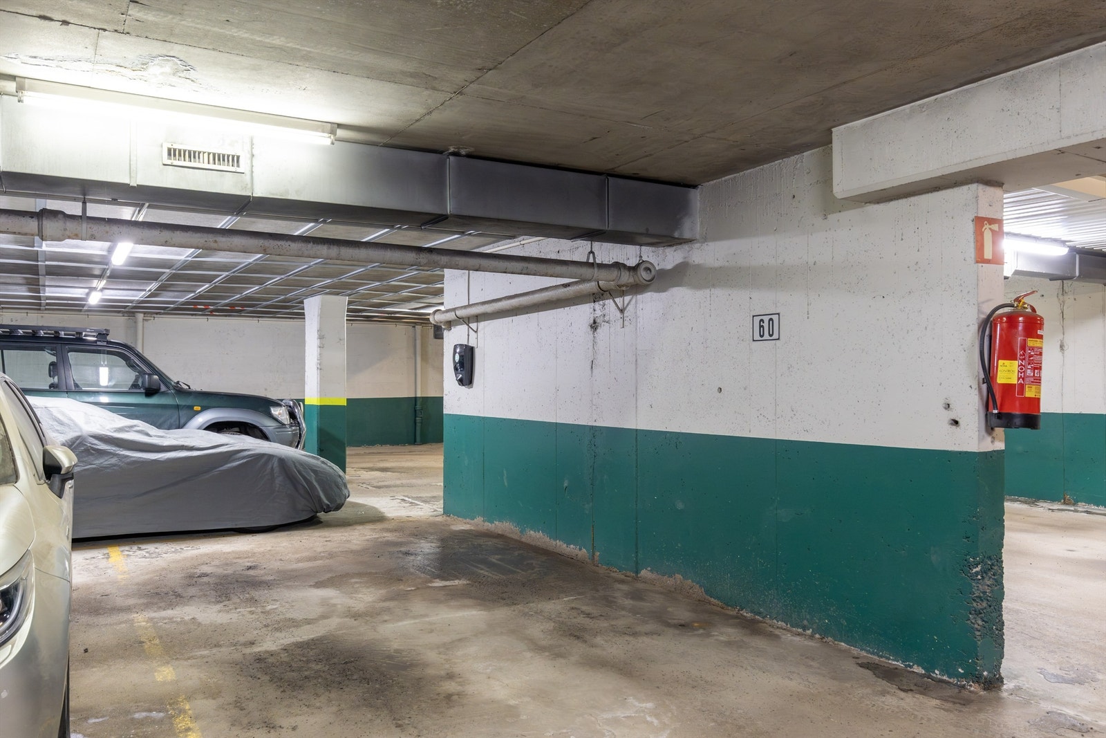 Parkeringsplass nr. 60 medfølger leiligheten. Det er tilkoblet lader for elbil Galleribilde