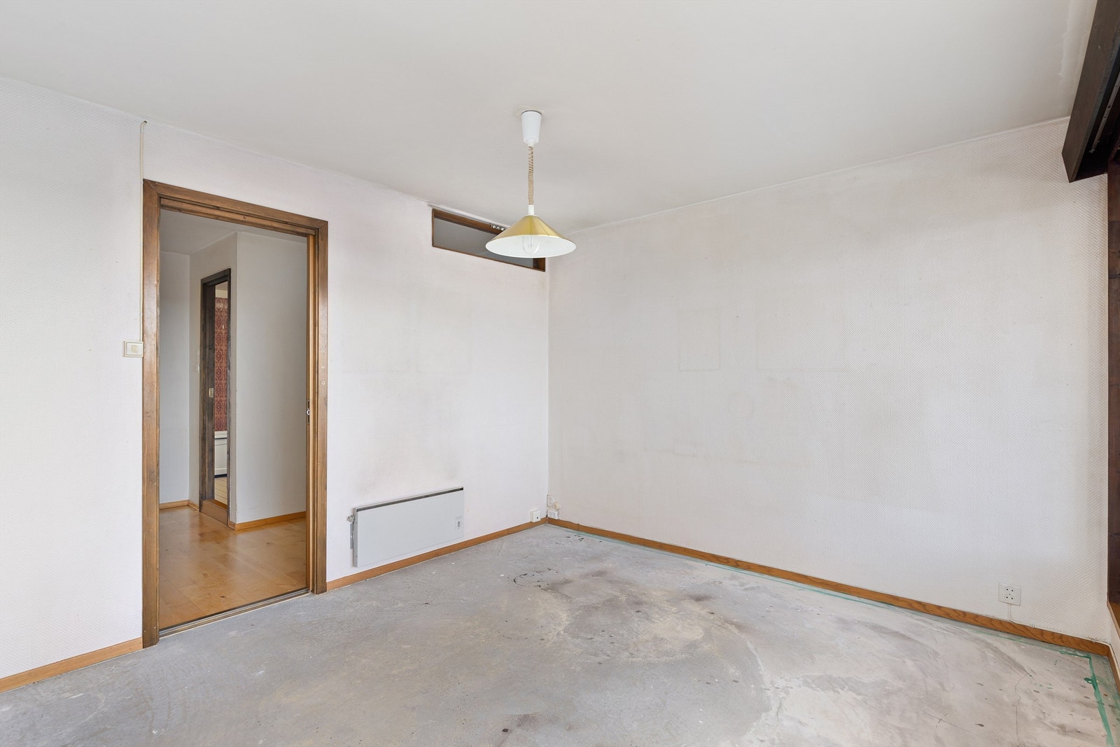 Soverommet har god plass til dobbeltseng, nattbord og garderobe. Veggen kan ev. rives for å lage garderoberom (walk-in-closet) og ev. ombygges med direkte adgang til badet Galleribilde