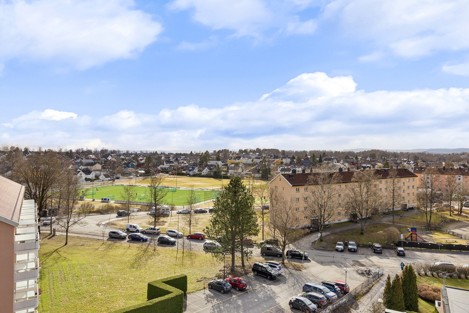 Gode parkeringsmuligheter langs Kurveien og 6 gjesteparkeringer til høyre i bildet Galleribilde