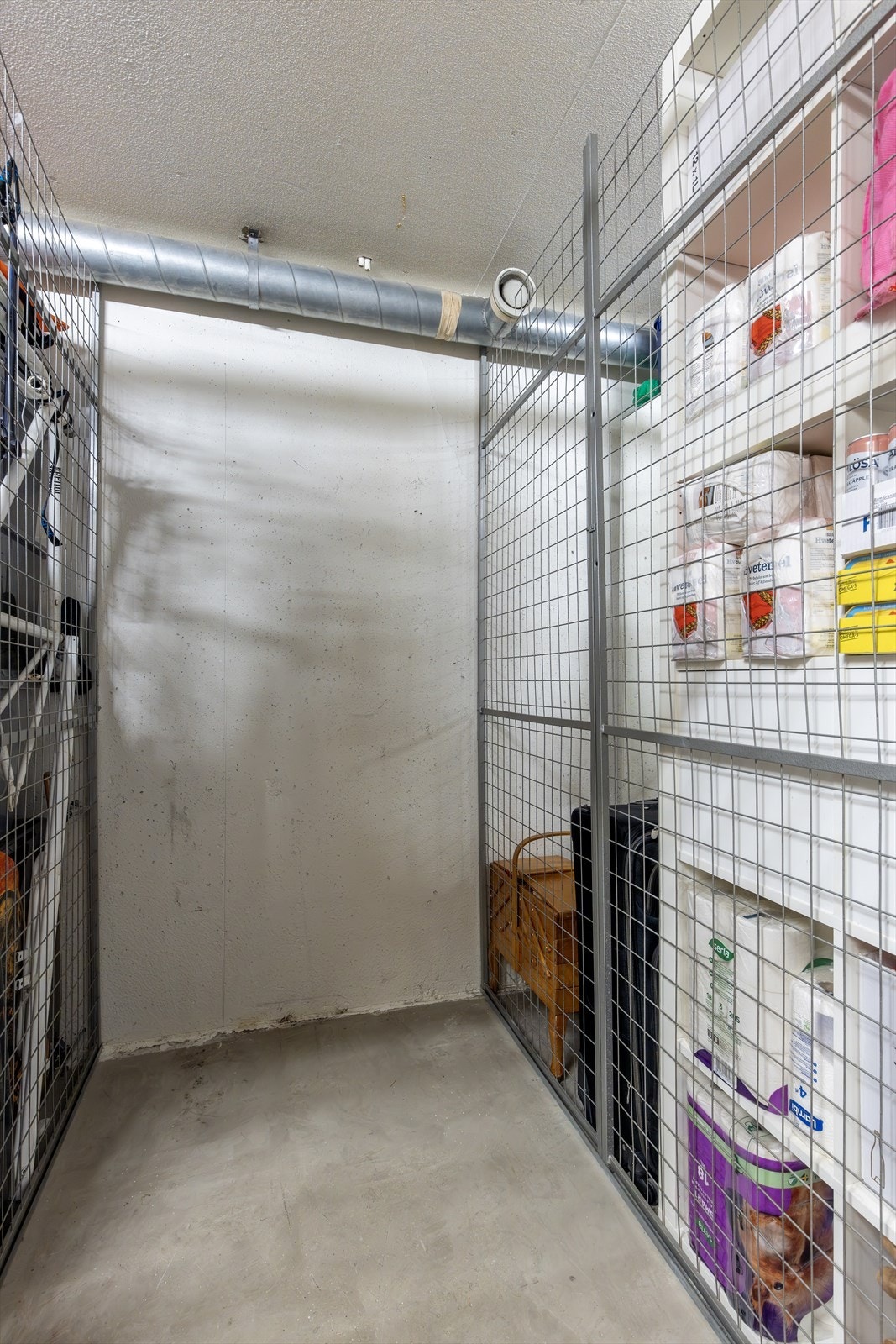Det følger to boder med leiligheten - her er boden i 2. etg. som er på 2 kvm. Galleribilde