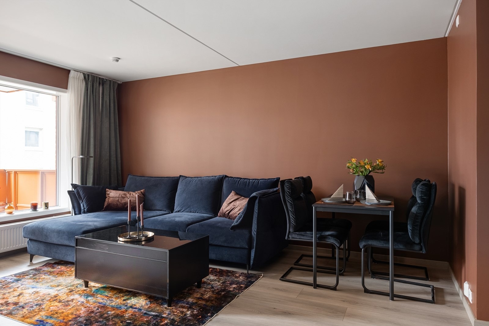 Her bor du skjermet og stille. Leiligheten har svært god lydisolering mot naboer og utemiljø. Galleribilde