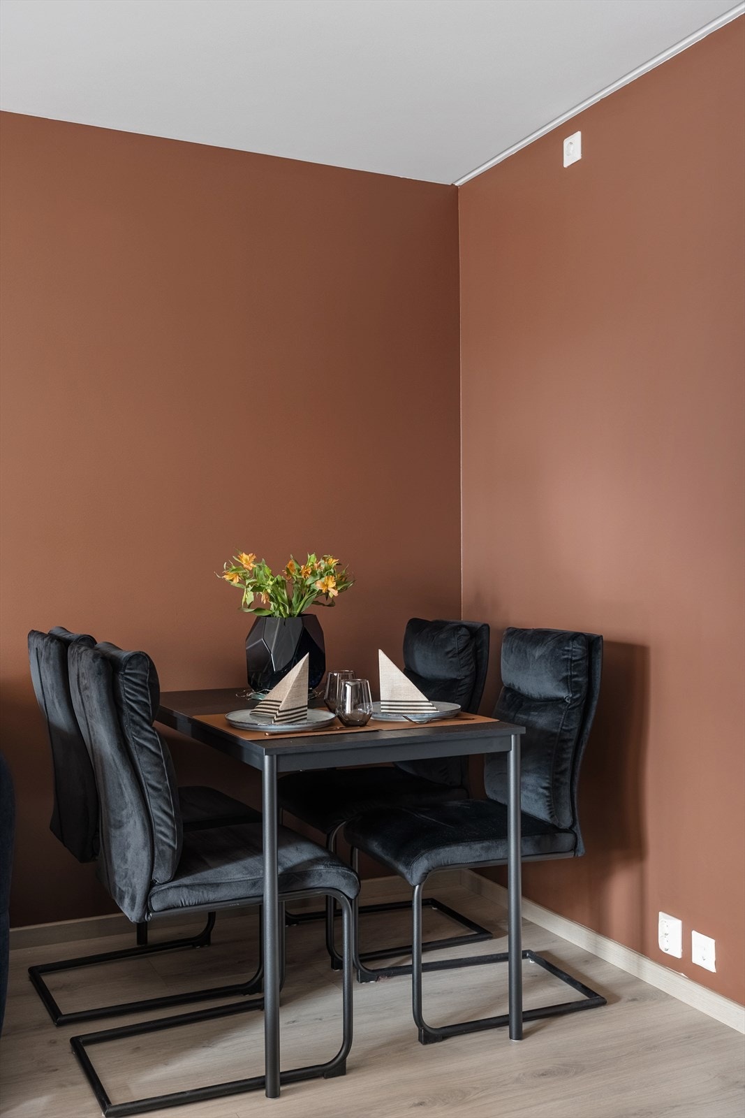 En naturlig plass for spisebordet i tilknytning til både stue og kjøkken. Galleribilde