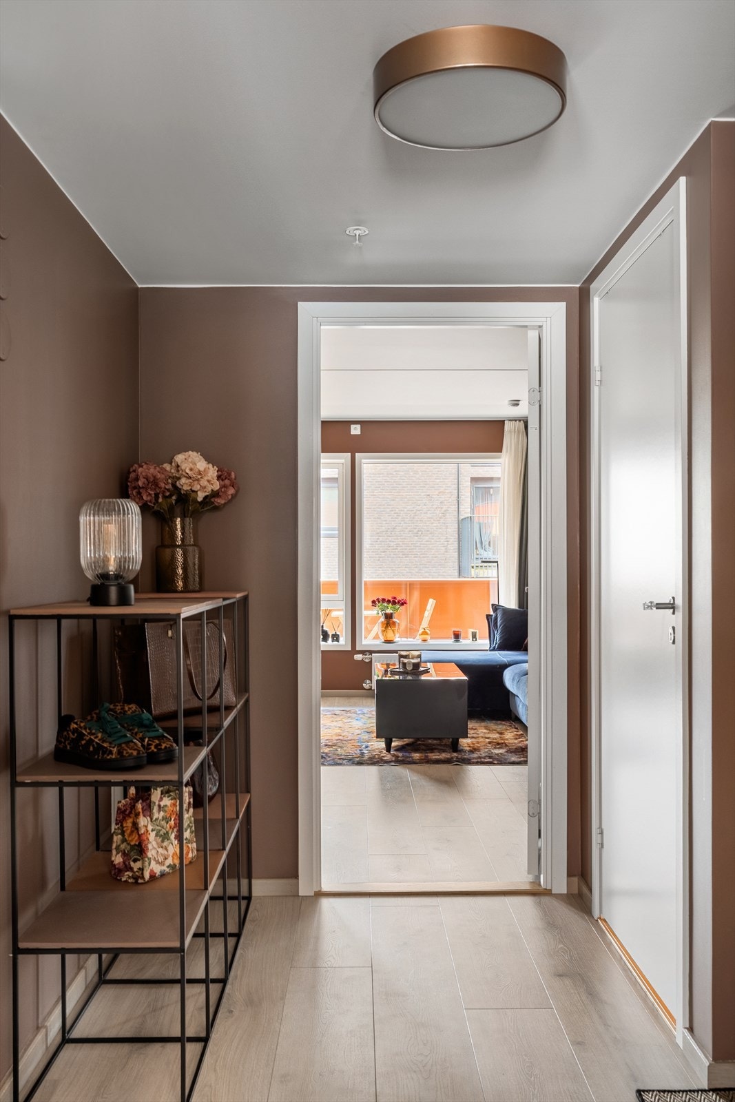 Entréen gir et godt førsteinntrykk og leder deg videre inn i leilighetens oppholdsrom. Galleribilde