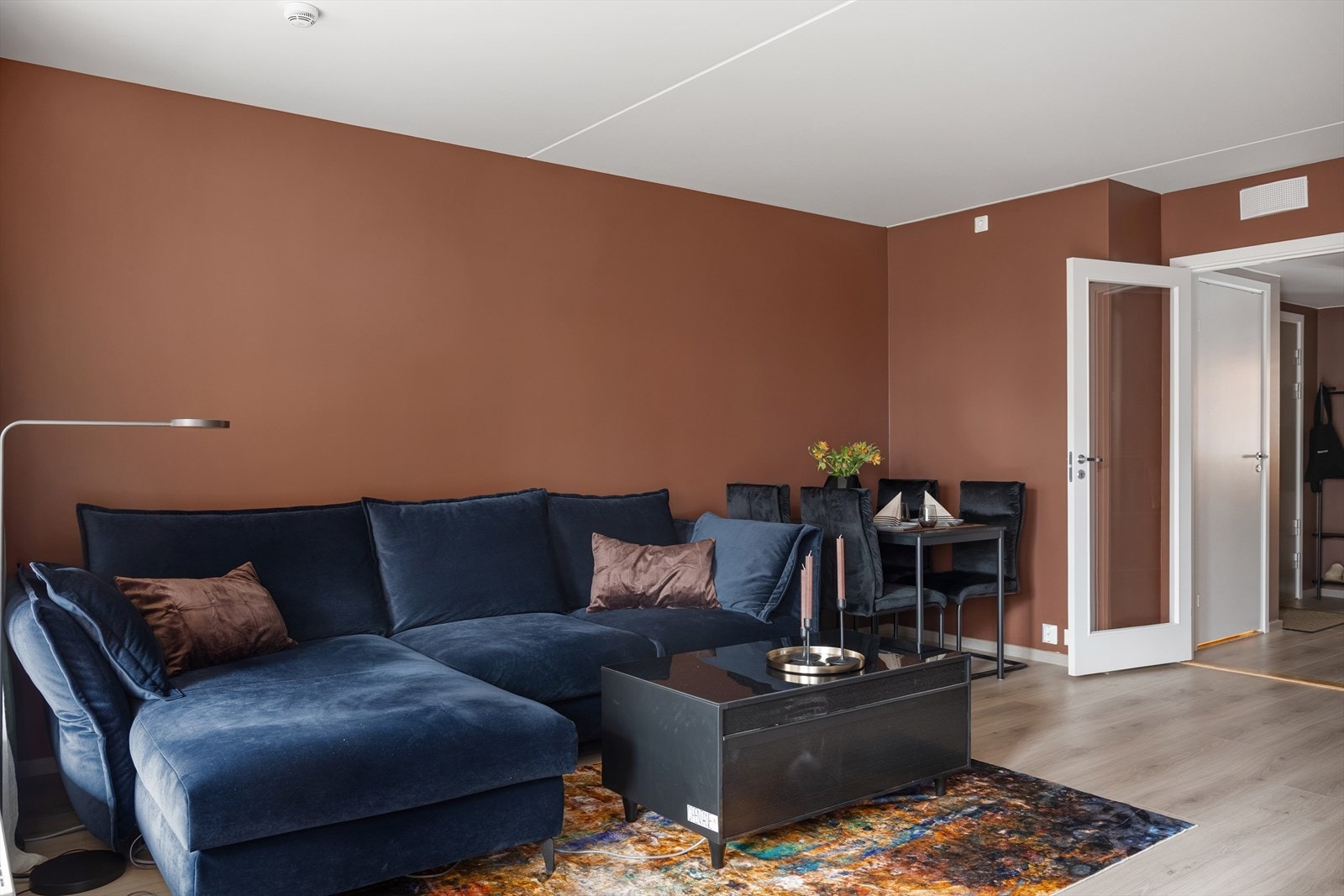 Den åpne løsningen gir en god romfølelse og binder de ulike sonene i leiligheten sammen. Galleribilde