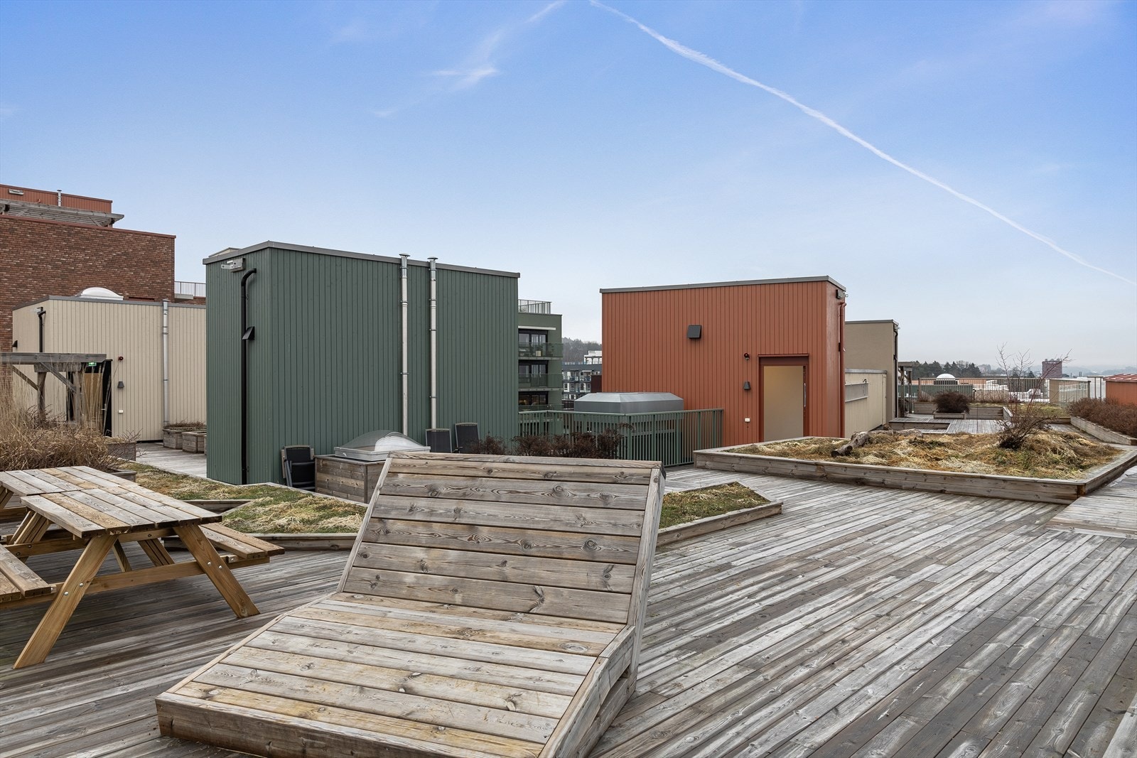 Takterrassen er et flott supplement til den private balkongen, med god plass for sosiale sammenkomster. Galleribilde