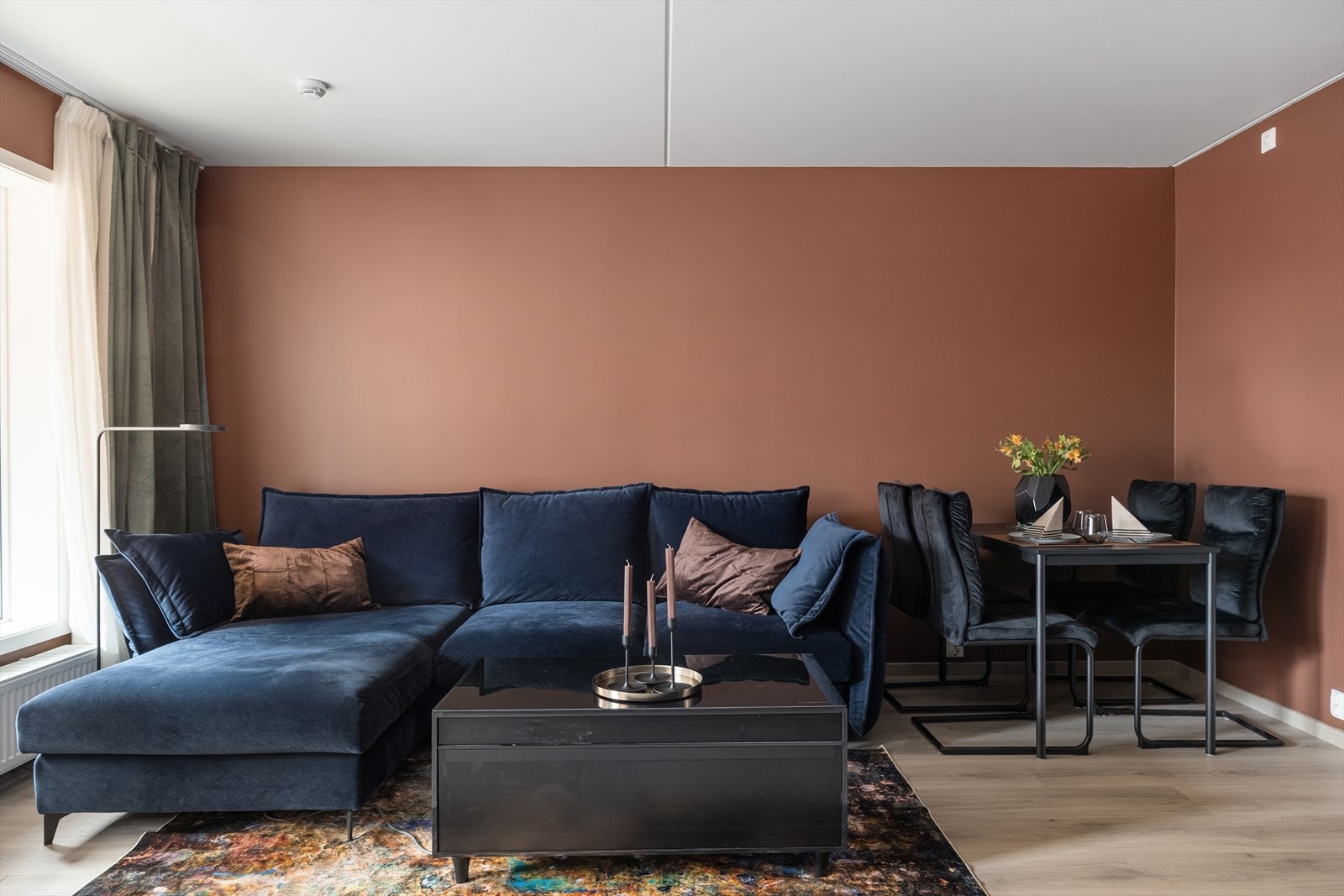 Stuen er lett å møblere med plass til både sofagruppe og spisebord. Galleribilde