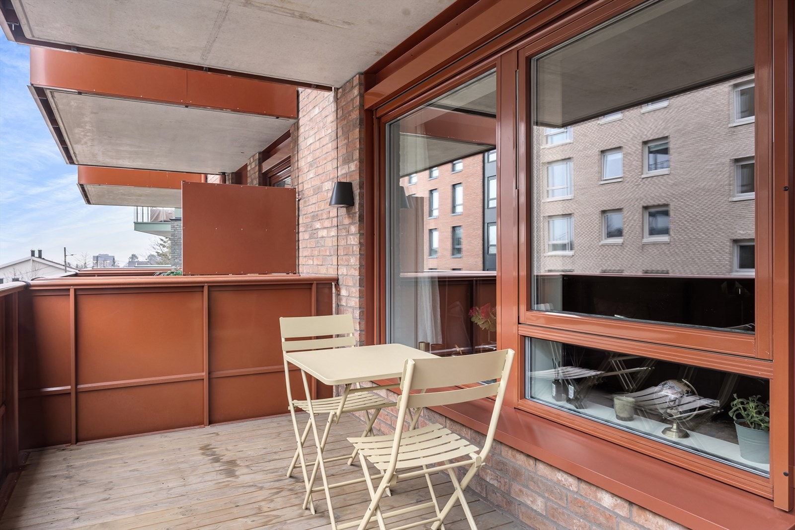 Oppholdsrommet utgjør et åpent areal på over 27 m² med utgang til en sørvendt balkong på ca. 9 m² med god plass til sittegruppe. Galleribilde