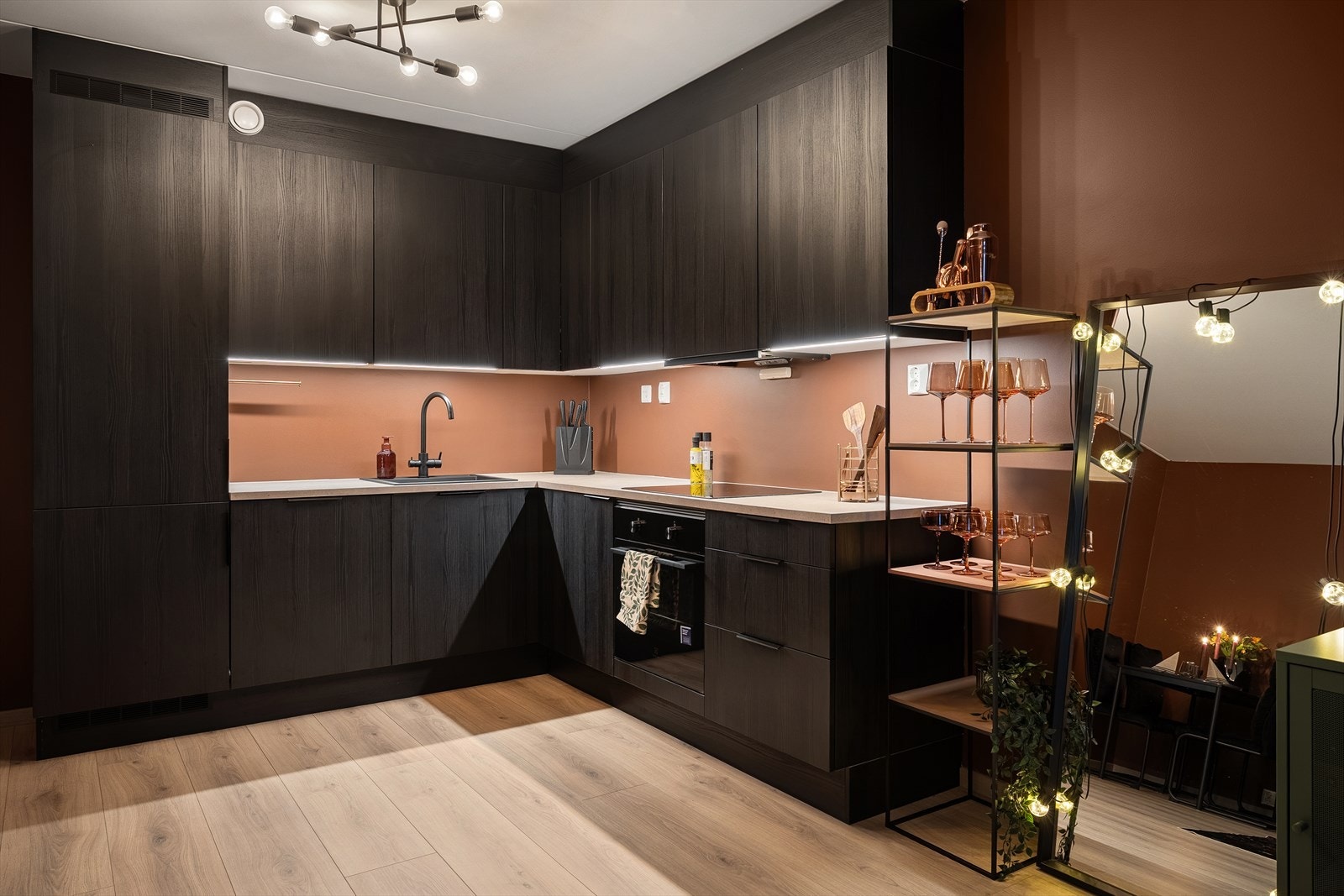 Leiligheten har et moderne kjøkken fra HTH (2024) som fremstår både tidløst og funksjonelt. Galleribilde