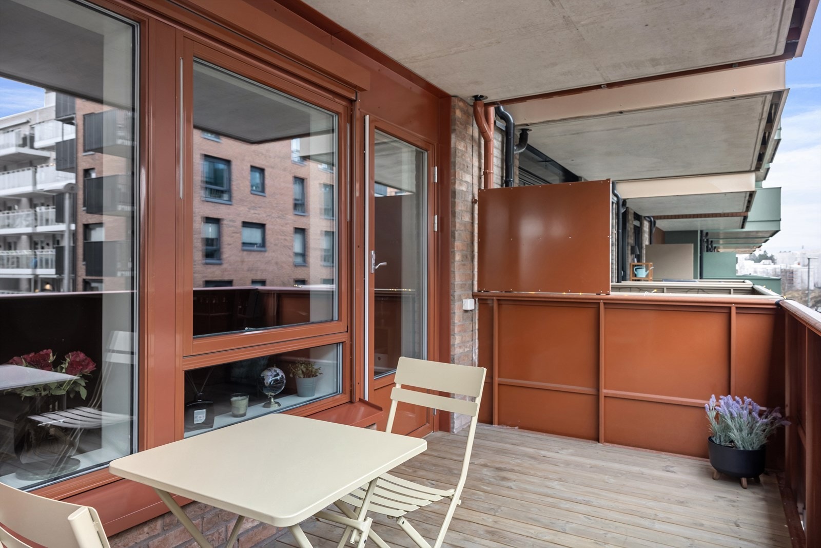 Balkongen er bygget i betong med terrassebord på gulvet, og er en fin forlengelse av stuen | Det er montert to uttak for stikkontakt på balkongen Galleribilde