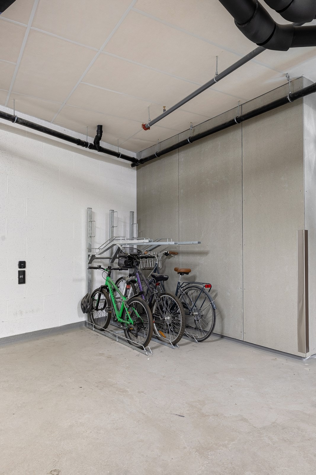 I kjelleren er det felles sykkelparkering og en privat sportsbod på 5 m² som tilhører leiligheten. Galleribilde