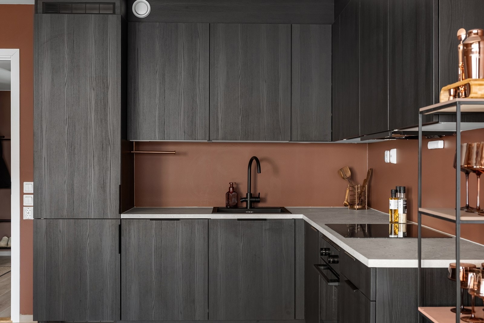 Kjøkkeninnredningen fra HTH har glatte fronter, laminatbenkeplate og er utstyrt med komfyrvakt og vannvakt for ekstra trygghet. Galleribilde