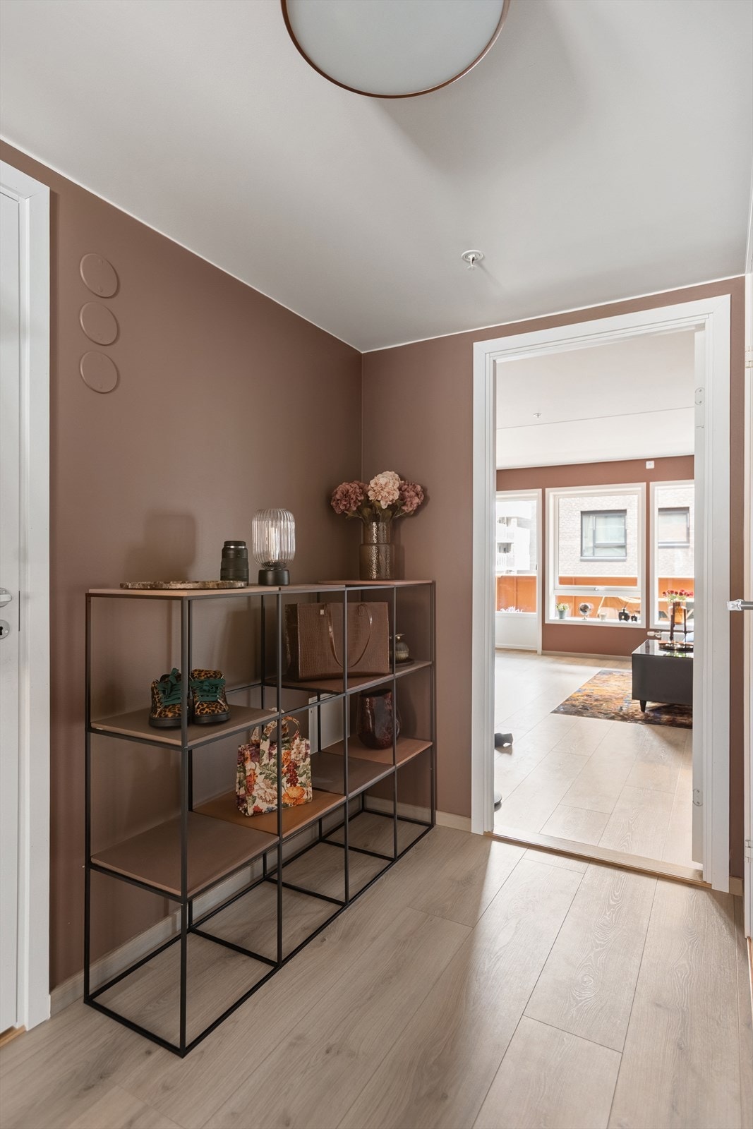 Gjennomgående laminatgulv og glattmalte vegger gir et helhetlig og moderne uttrykk fra første steg. Galleribilde