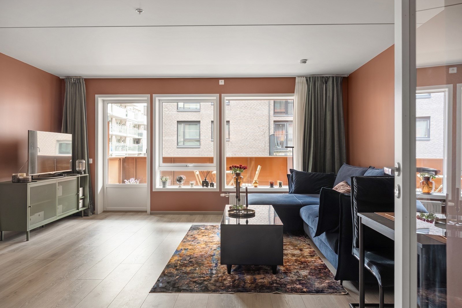 Adrian Stokstad ved Emera Eiendomsmegling ønsker velkommen til Brobekkveien 58E! Galleribilde