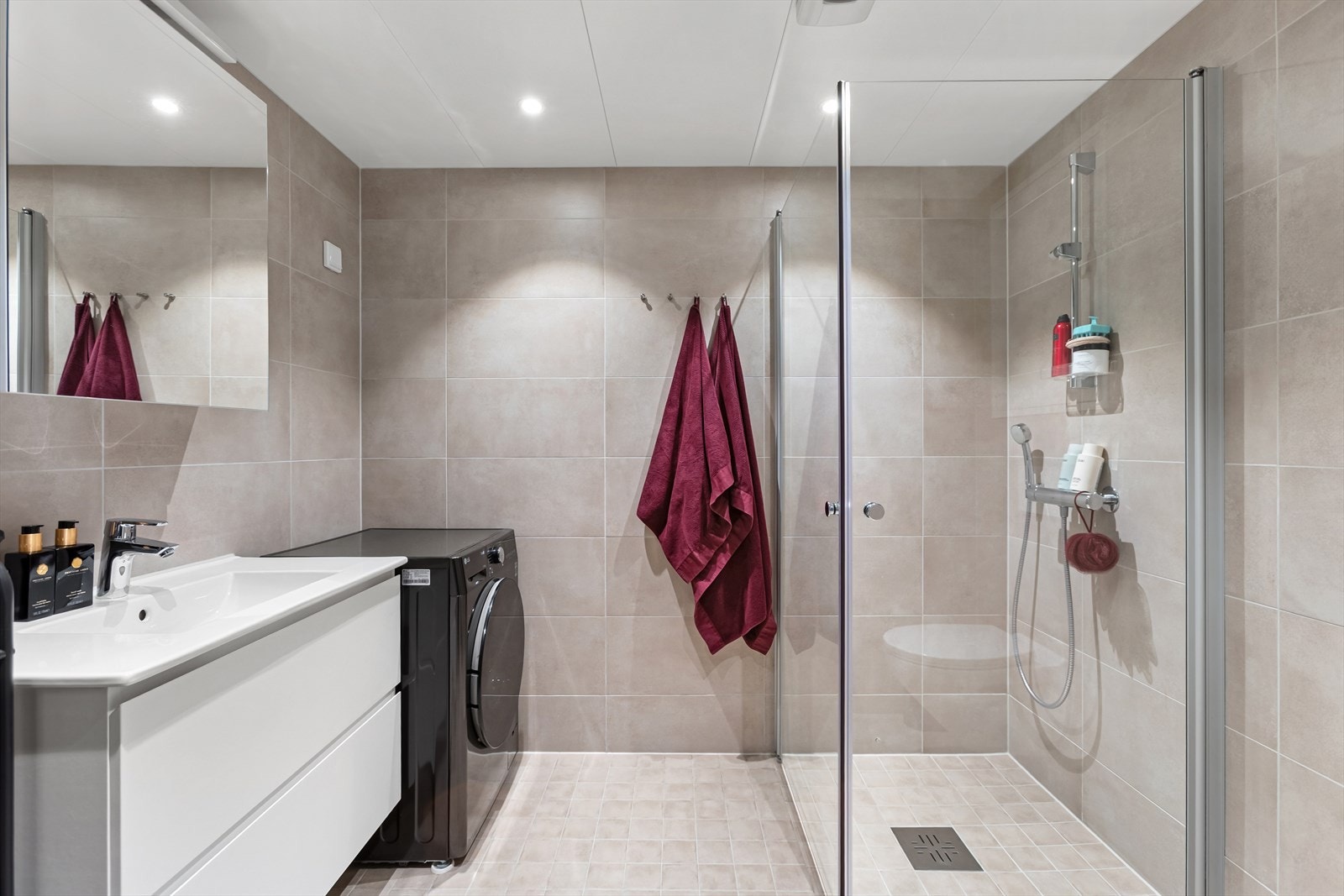 Badet er lyst, elegant og inkl. essensielle fasiliteter, varmekabler og opplegg for vaskemaskin. Galleribilde